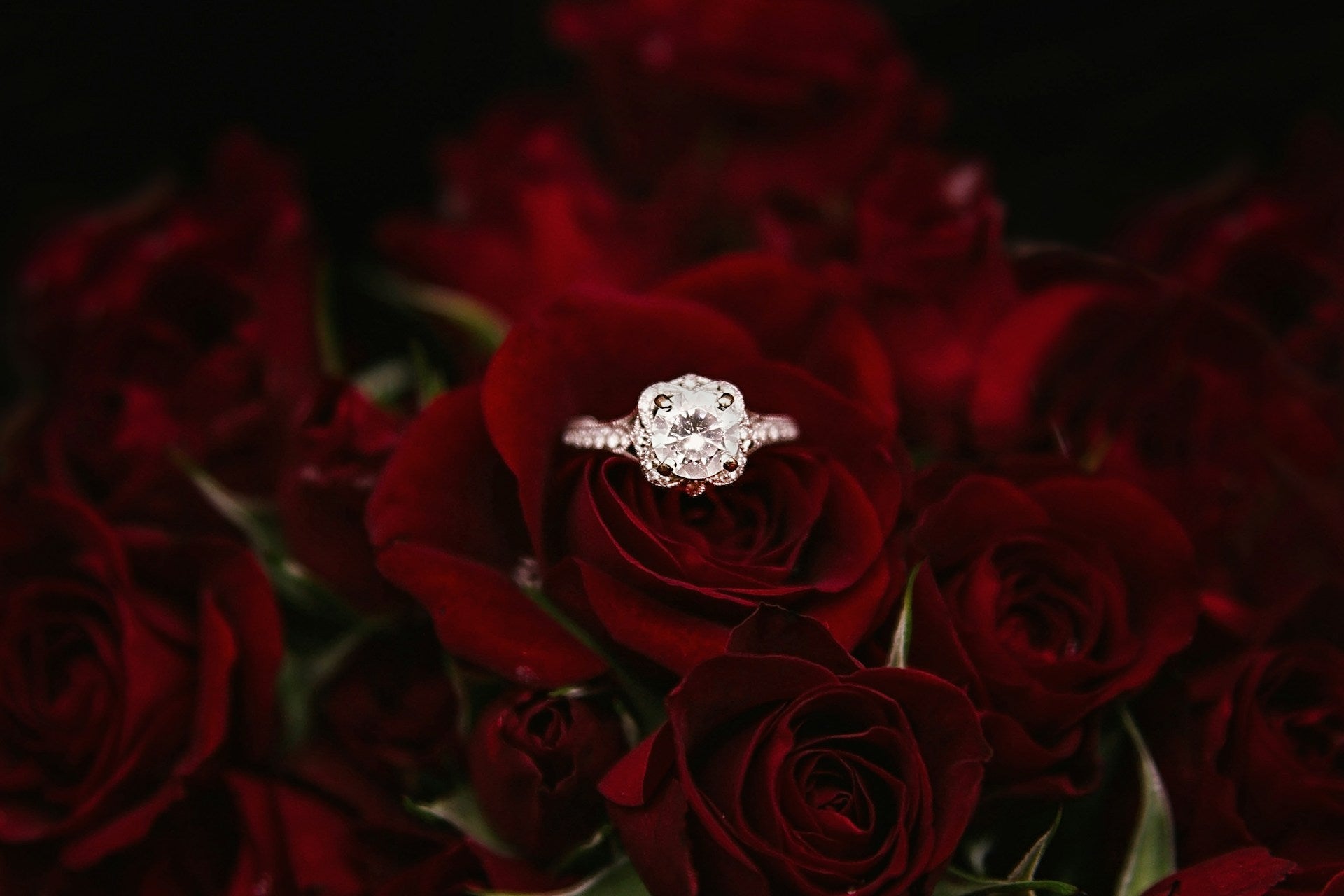 Vintage vs Modern Engagement Rings: A Comprehensive Guide for 2025