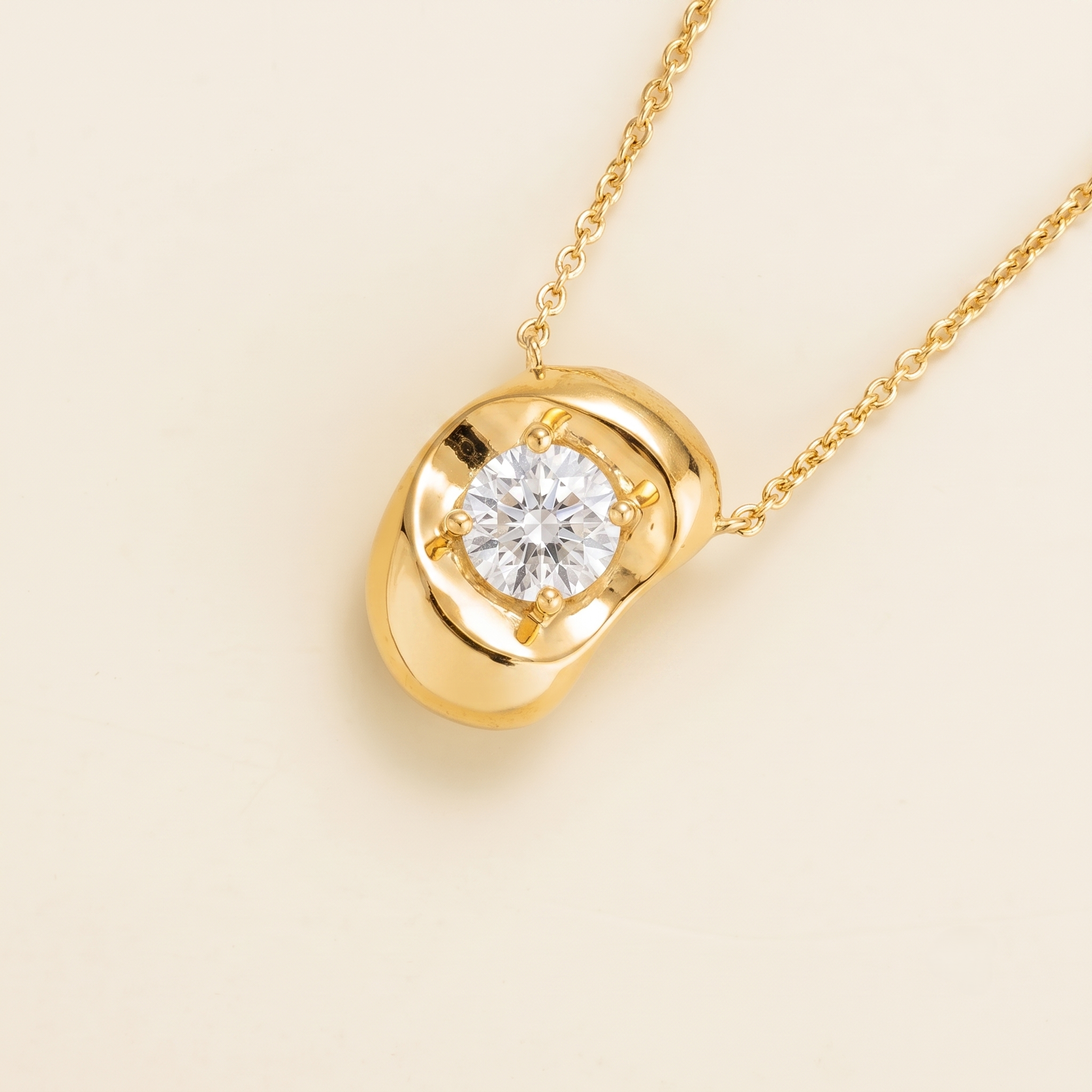 Fava Round Diamond Pendant Necklace in Gold | Juvetti