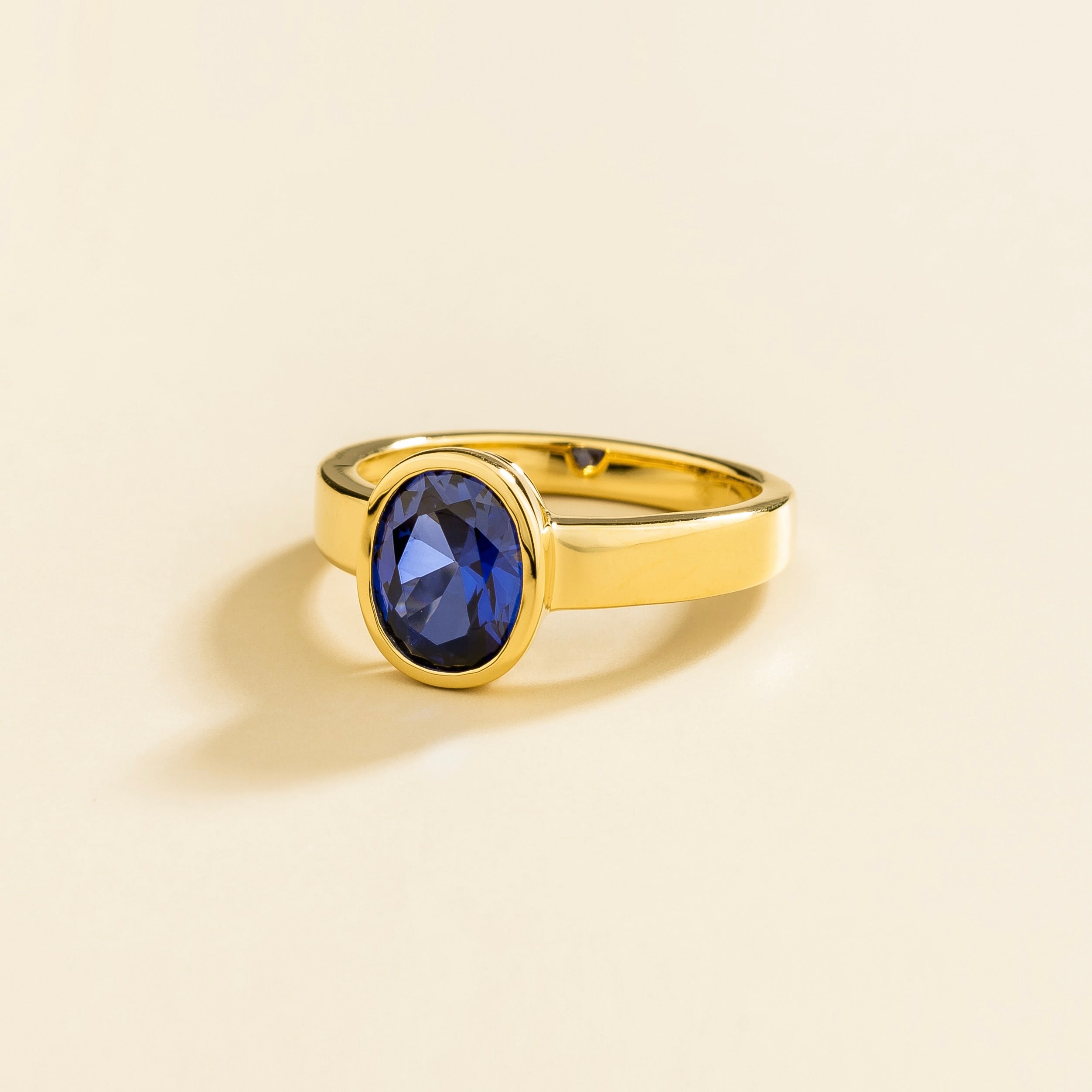 Fuerte Oval Blue Sapphire Bezel-Set Ring in Gold