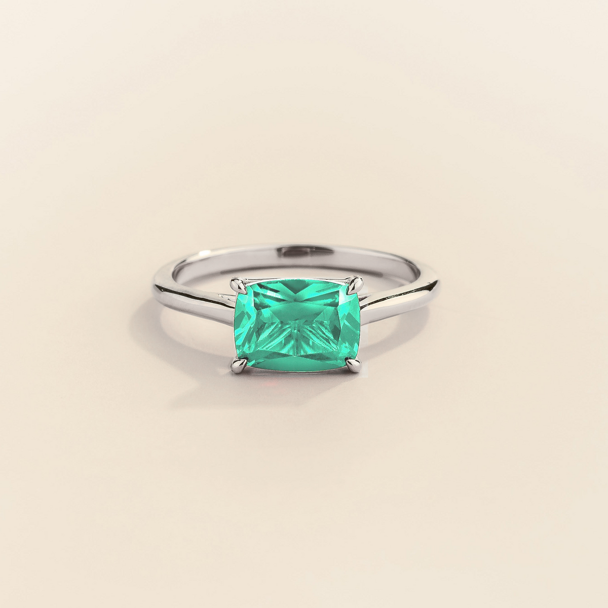 Kissen Ring in white gold, set with a Paraiba in an east–west setting.