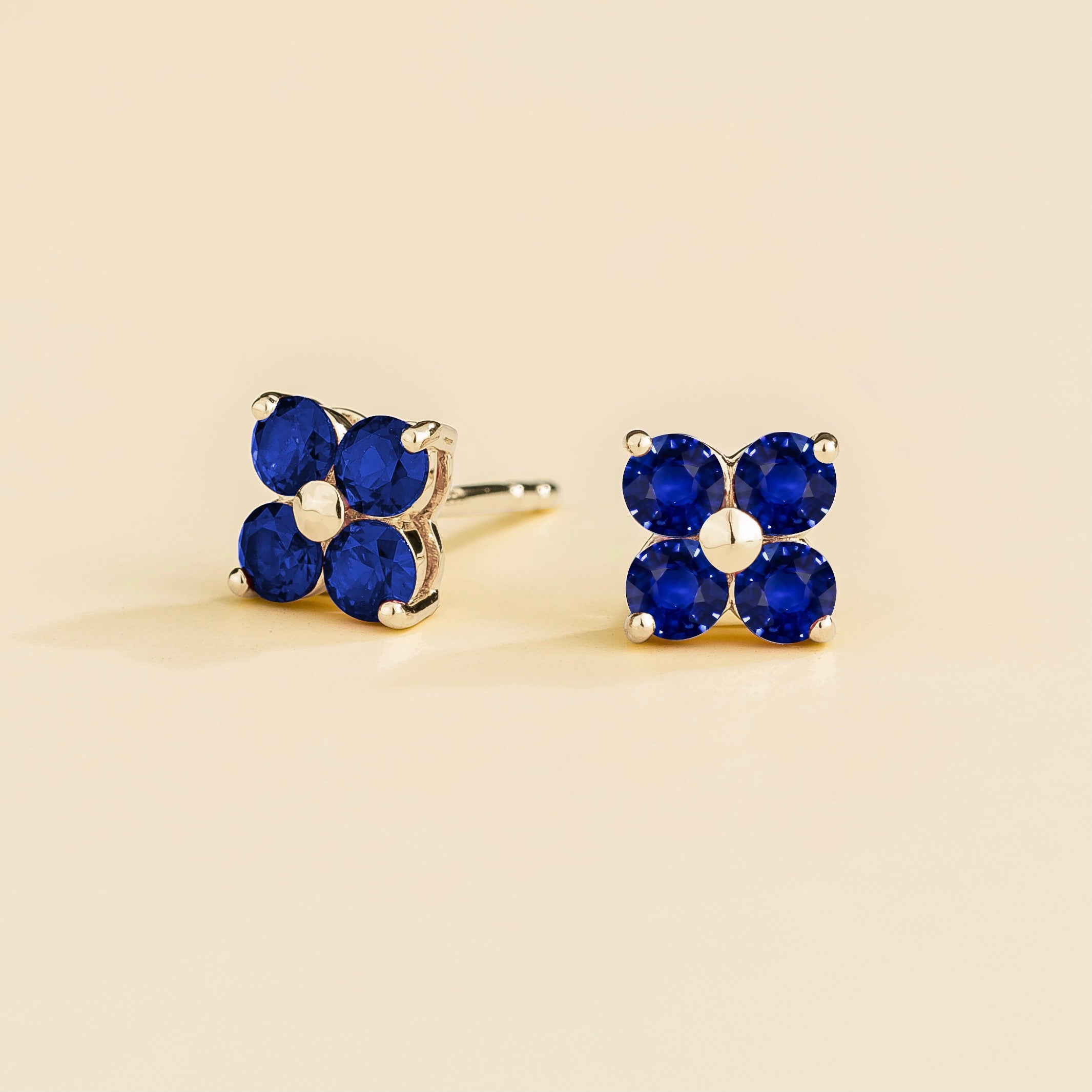 Clover Blue sapphires Earrings In White Gold