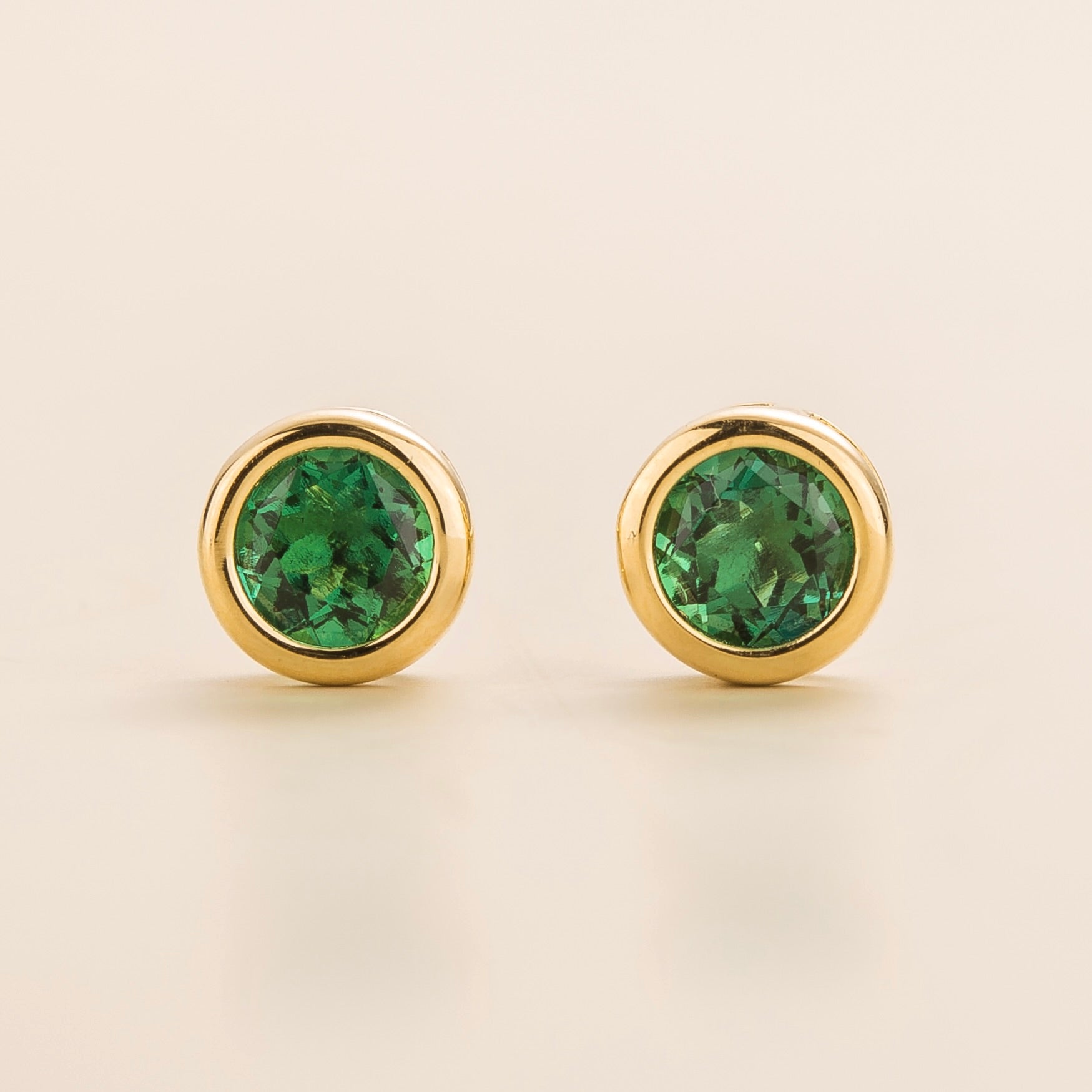 Round bezel-set lab-grown emerald Margo earrings in gold | Juvetti London