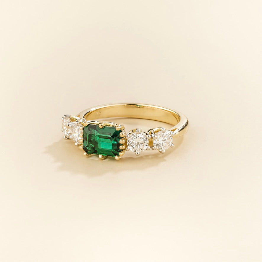 Savis East-West Emerald Cut Emerald Ring with Four Side Diamonds in Yellow Gold