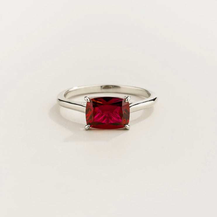 Kissen Ruby East-West Cushion Cut Solitaire Ring In White Gold