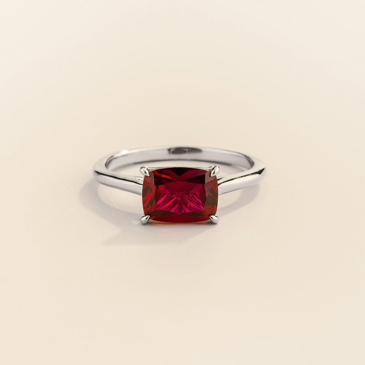 Kissen ruby east-west cushion cut solitaire ring in white gold