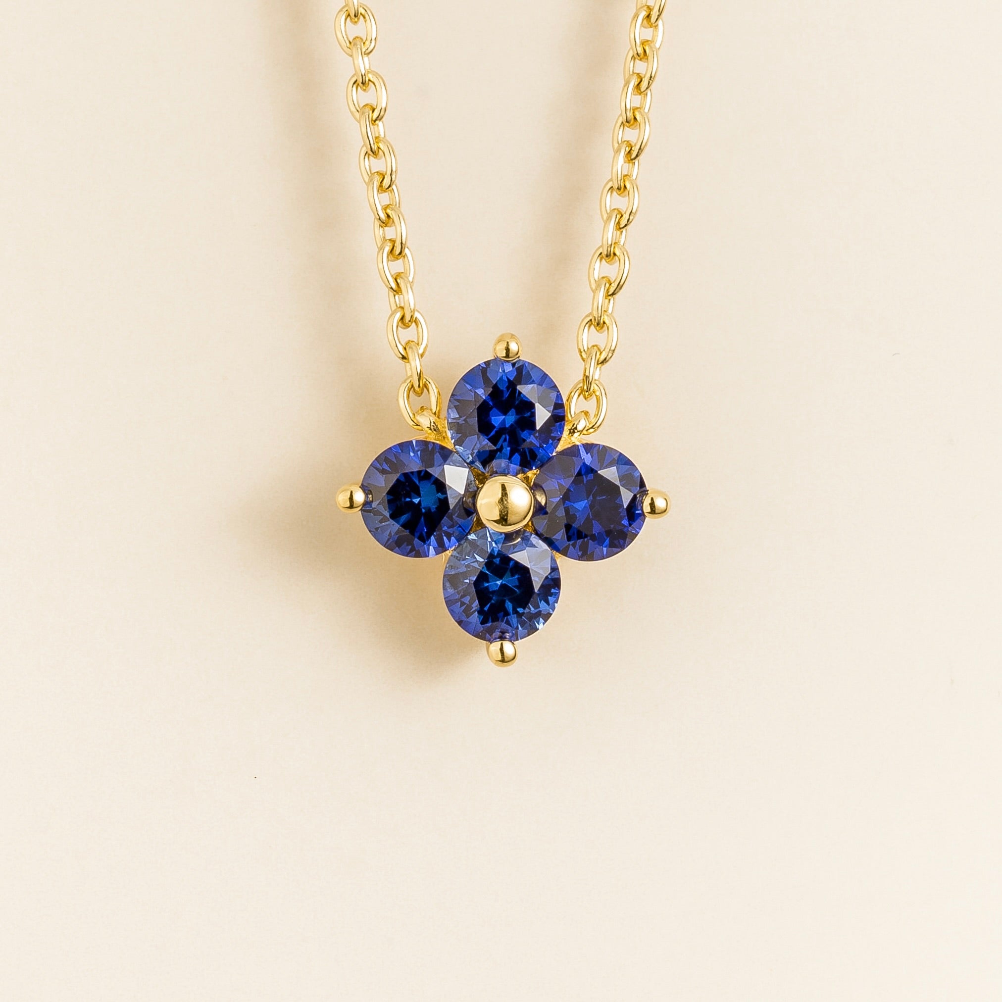 Clover Blue Sapphire Necklace In Gold