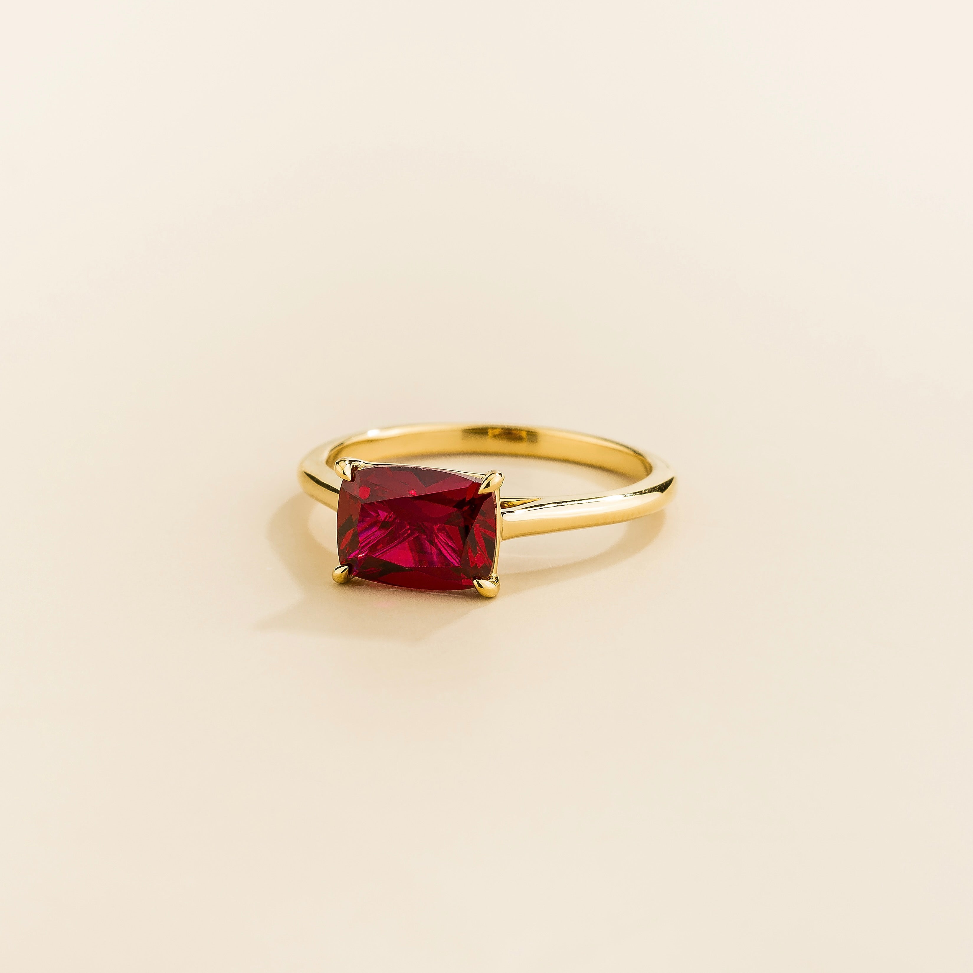 Kissen Ruby East-West Cushion Cut Solitaire Ring In Gold