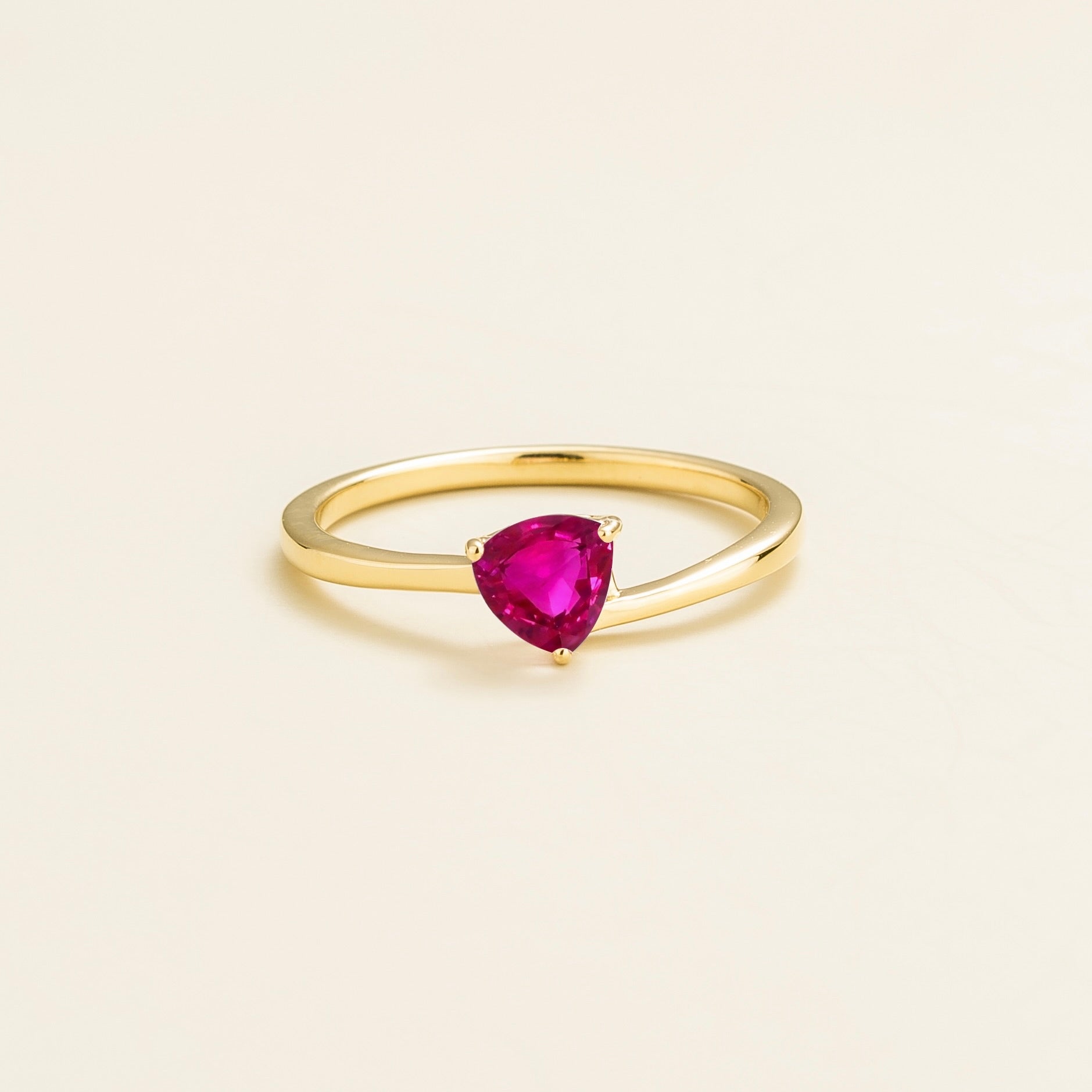 Trillion-cut lab-grown vivid pink sapphire solitaire ring in gold | Juvetti London