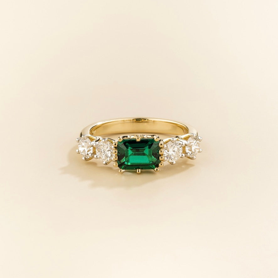 Savis East-West Emerald Cut Emerald Ring with Four Side Diamonds in Yellow Gold