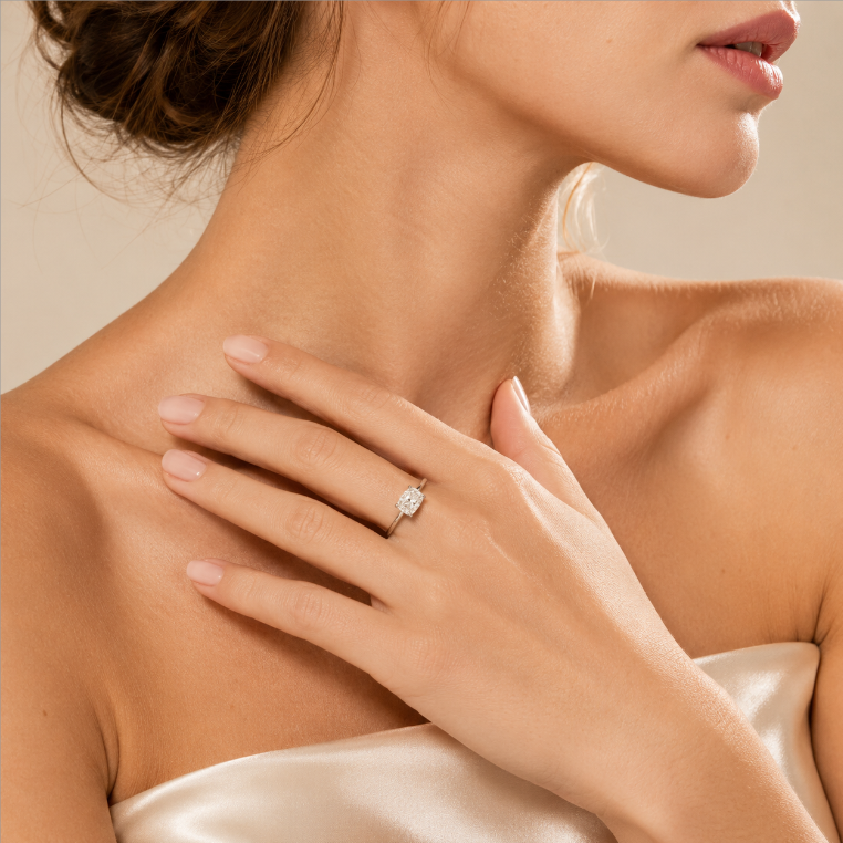 Kissen Diamond East-West Cushion Cut Solitaire Ring In White Gold