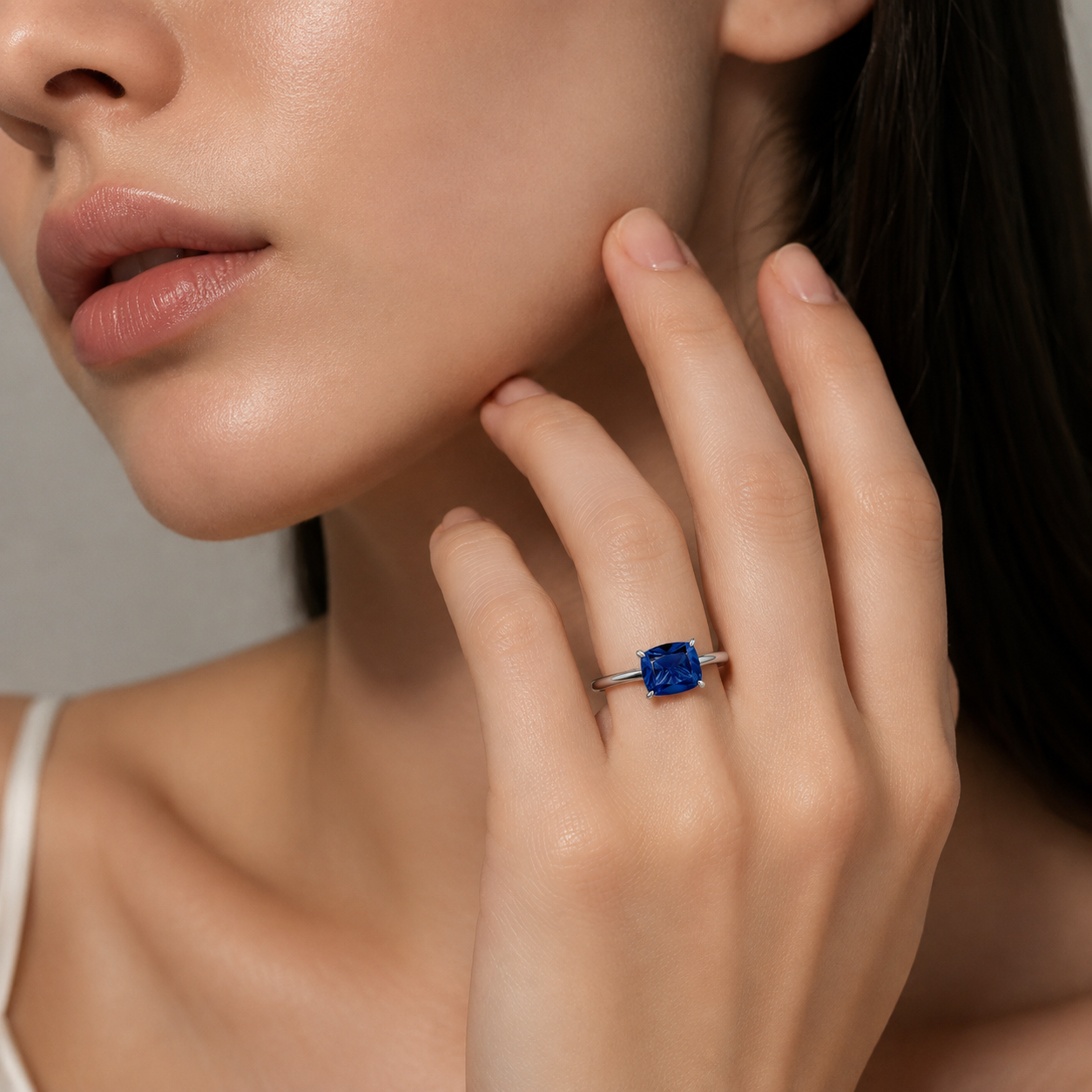 Kissen Blue Sapphire East-West Cushion Cut Solitaire Ring In White Gold