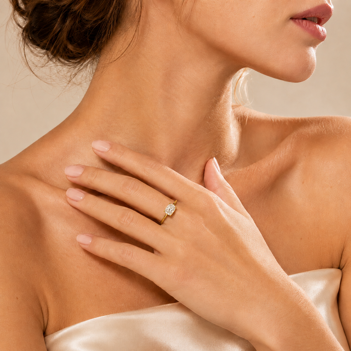 Kissen Diamond East-West Cushion Cut Solitaire Ring In Gold