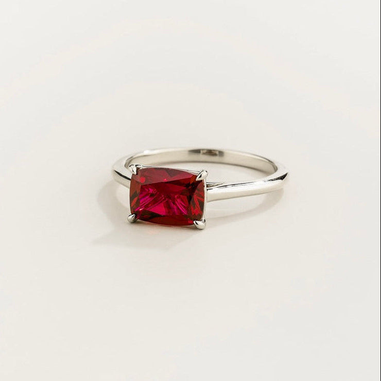 Kissen Ruby East-West Cushion Cut Solitaire Ring In White Gold