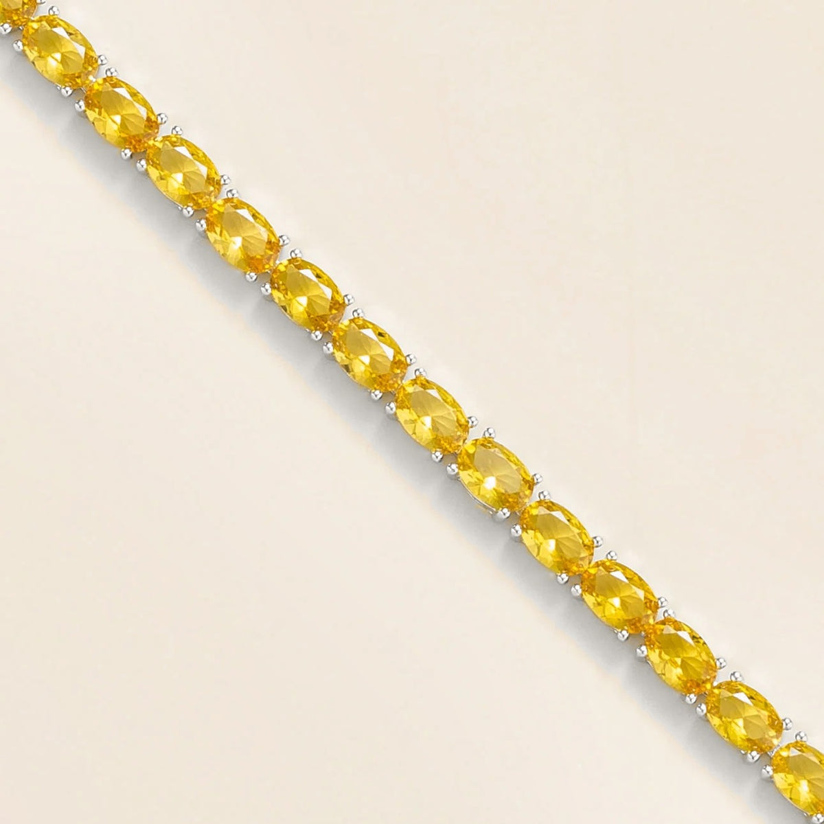 Salto Yellow Sapphire Tennis Bracelet in White Gold – close-up of the setting