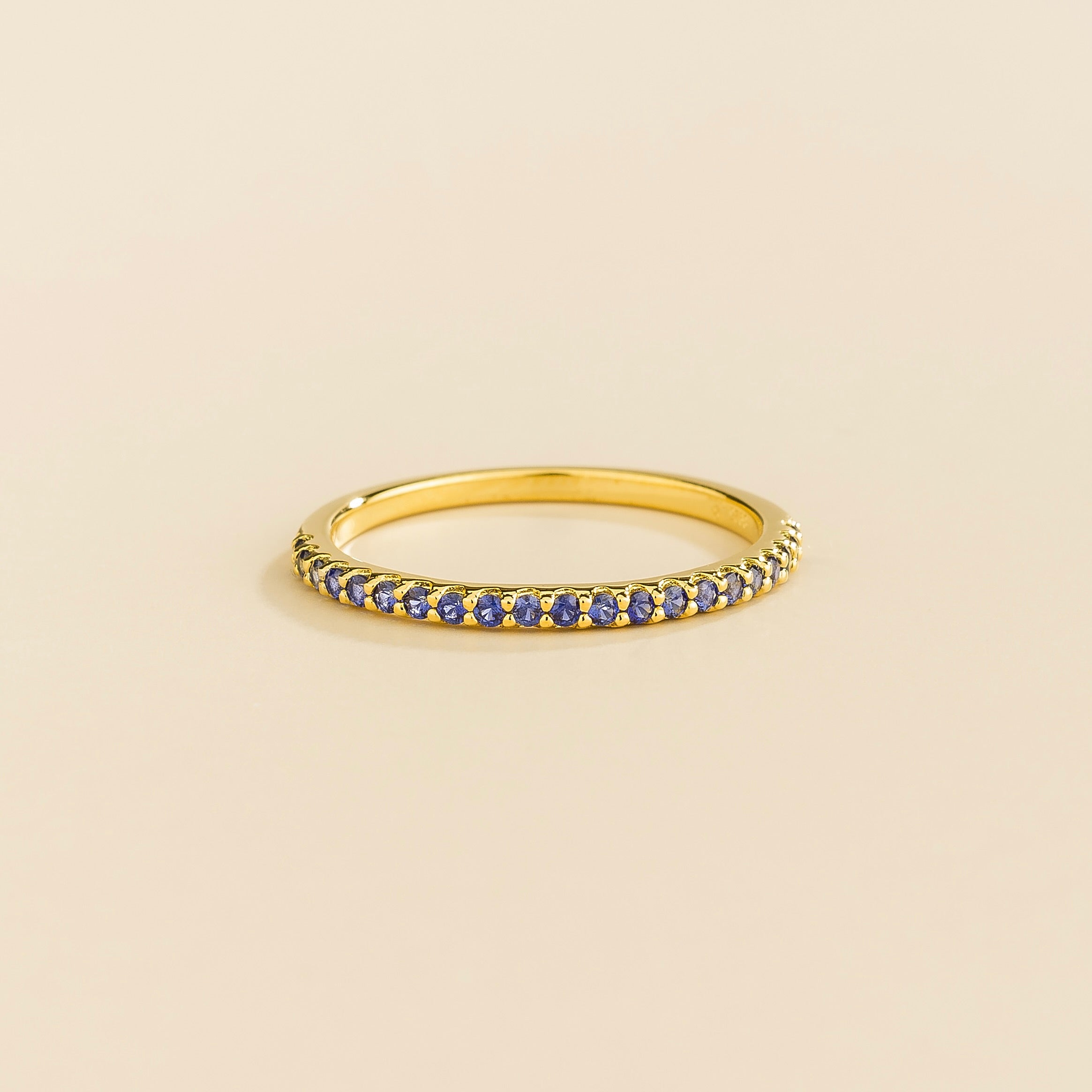 Lab-grown blue sapphire half eternity band Ciclo ring in gold | Juvetti London