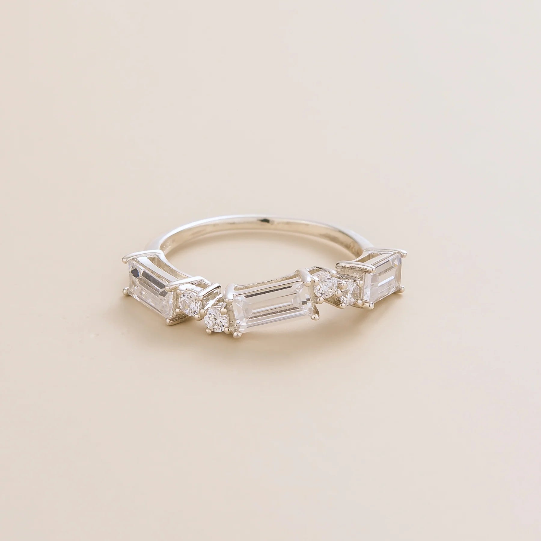 Juvetti white gold ring showcasing ethical lab-grown diamonds and round brilliant diamonds.