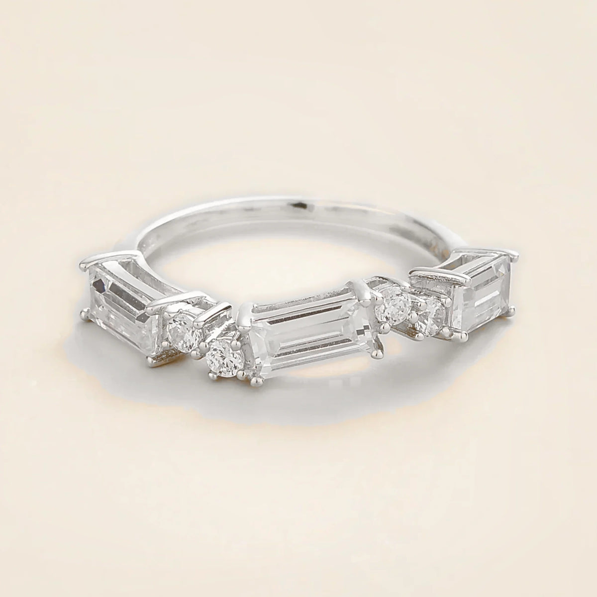 Juvetti white gold ring showcasing ethical lab-grown diamonds and round brilliant diamonds.
