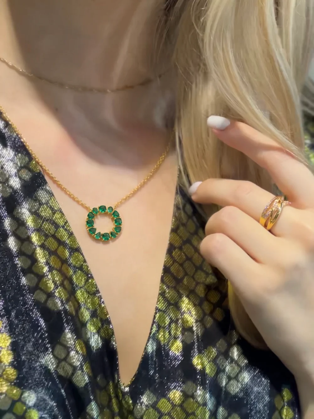 Glorie Emerald Circle Pendant Necklace in Gold