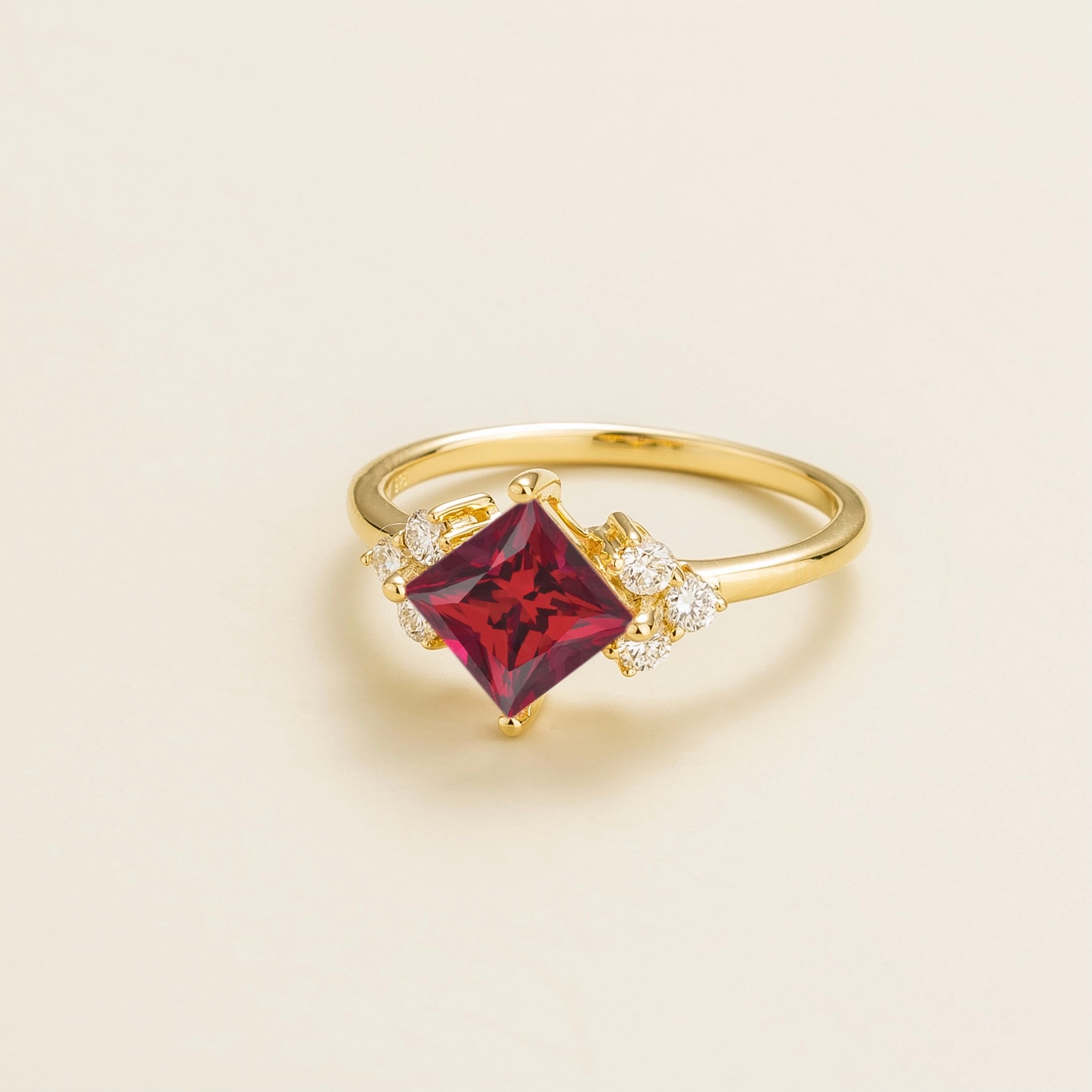 Elegant Gold Ring Featuring Ruby & Diamond Accents ā Sustainable Luxury
