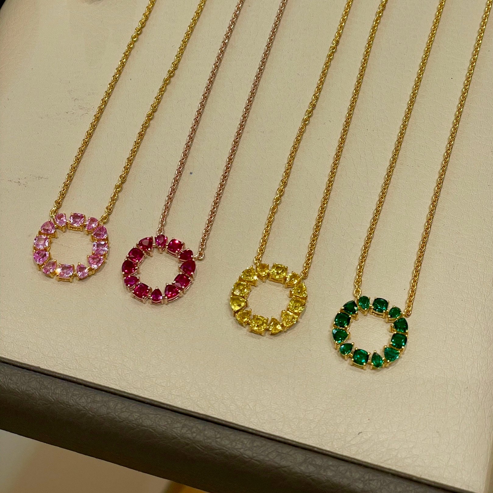 Glorie Blue Ssapphire Circle Pendant Necklace in Gold