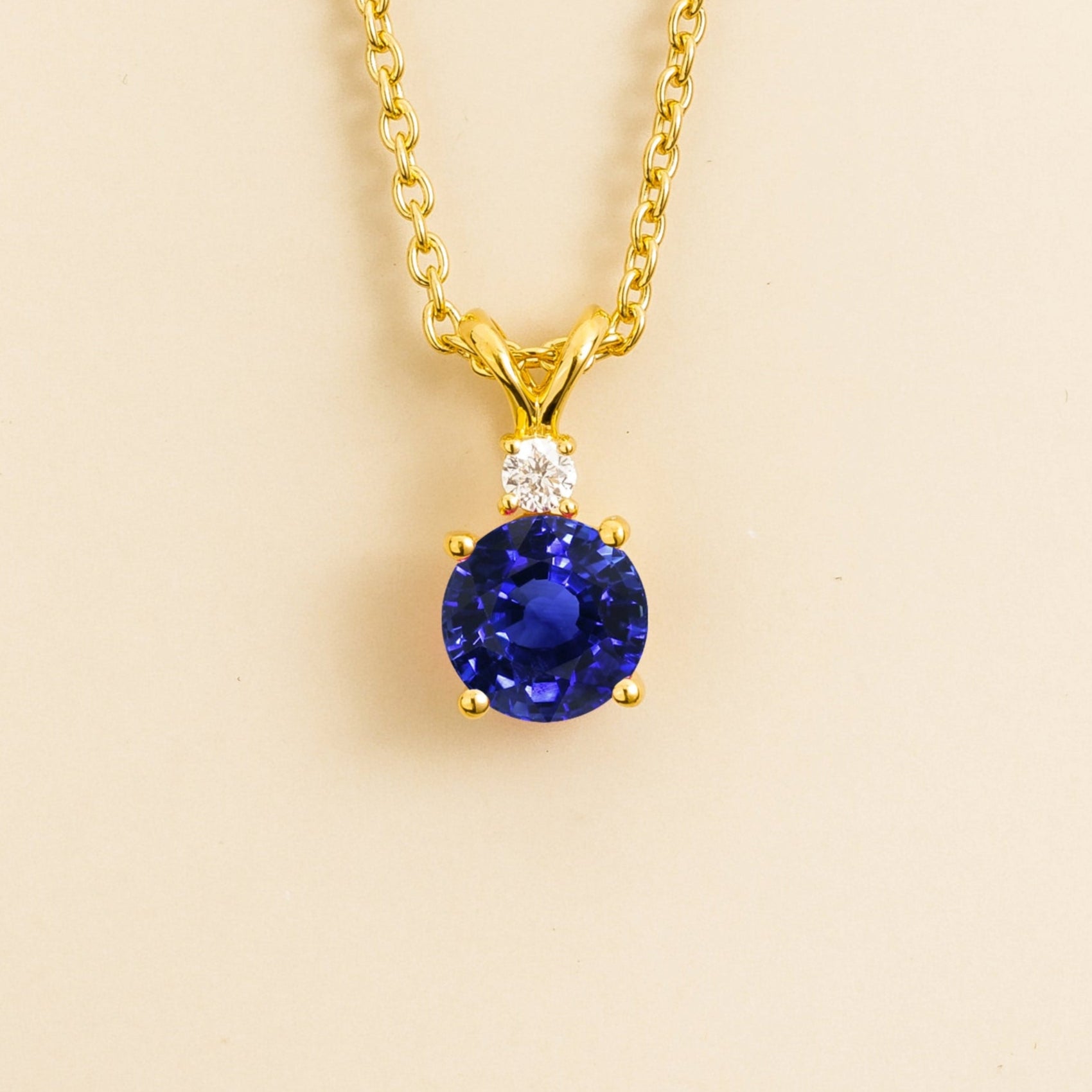 pendant necklace in blue sapphire and diamond set in gold