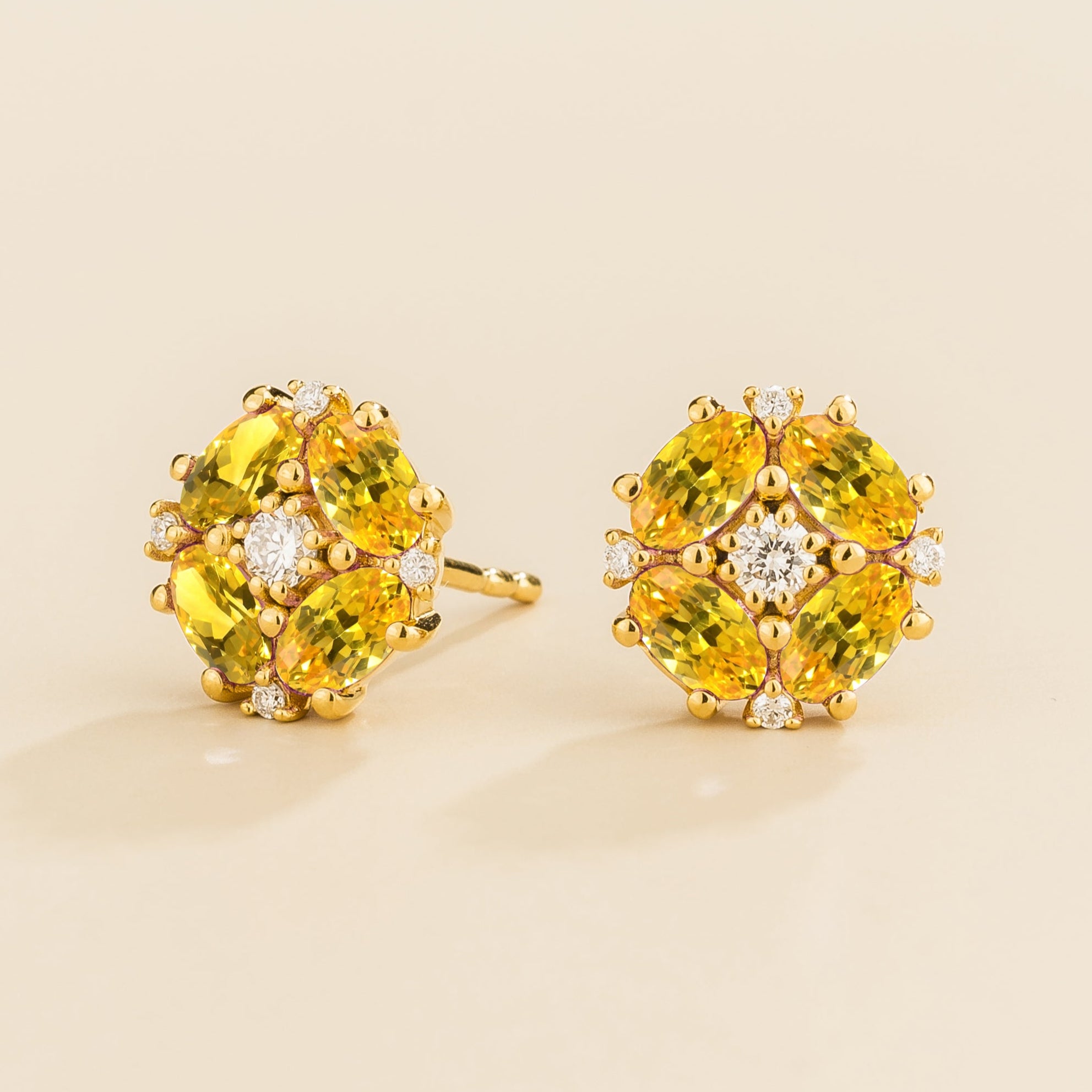 Gold earrings in yellow sapphire and diamonds.
