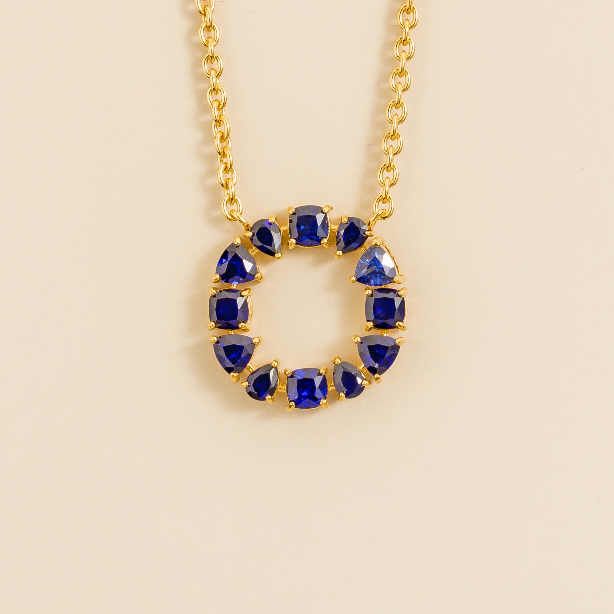 Glorie Blue Ssapphire Circle Pendant Necklace in Gold