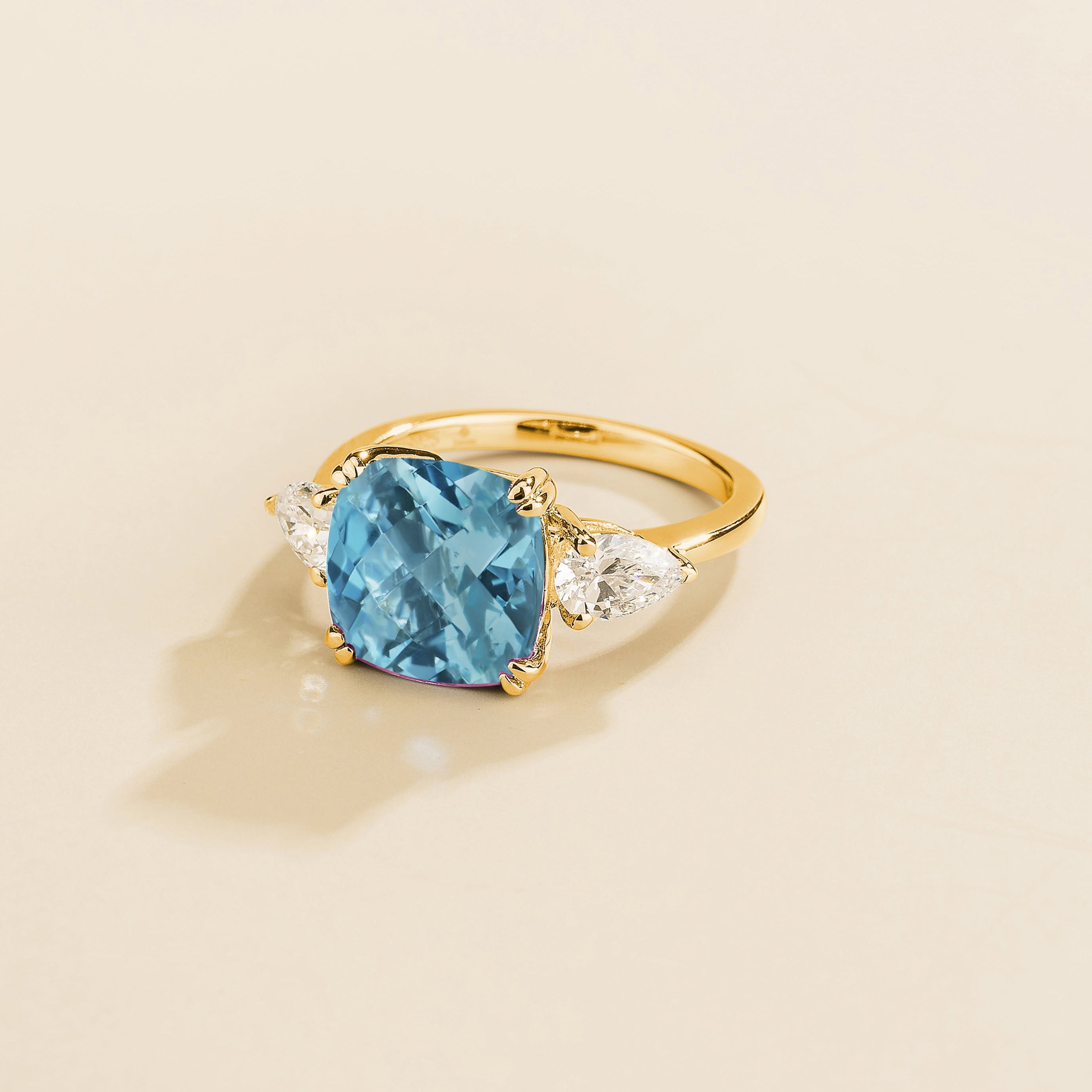 Pari gold ring in aquamarine and diamonds.