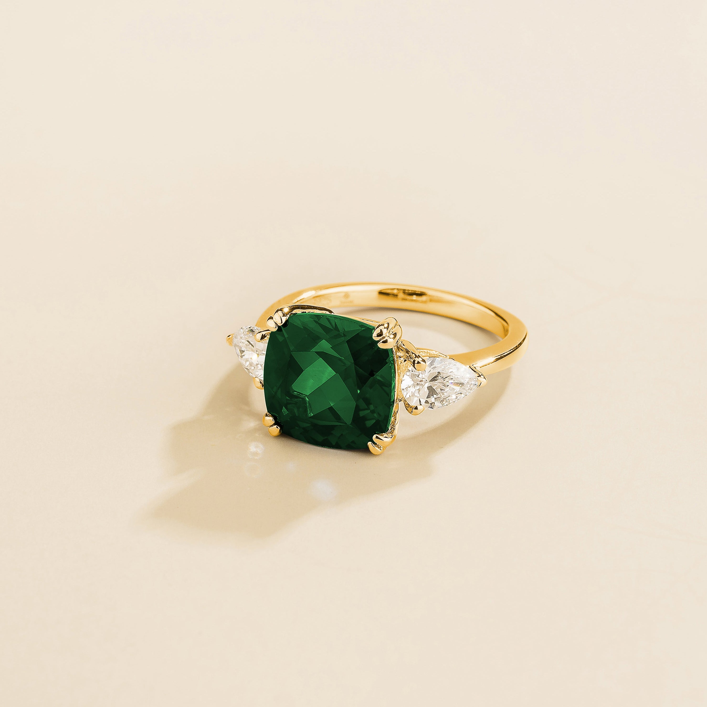Pari Gold Ring in Emerald & Diamond