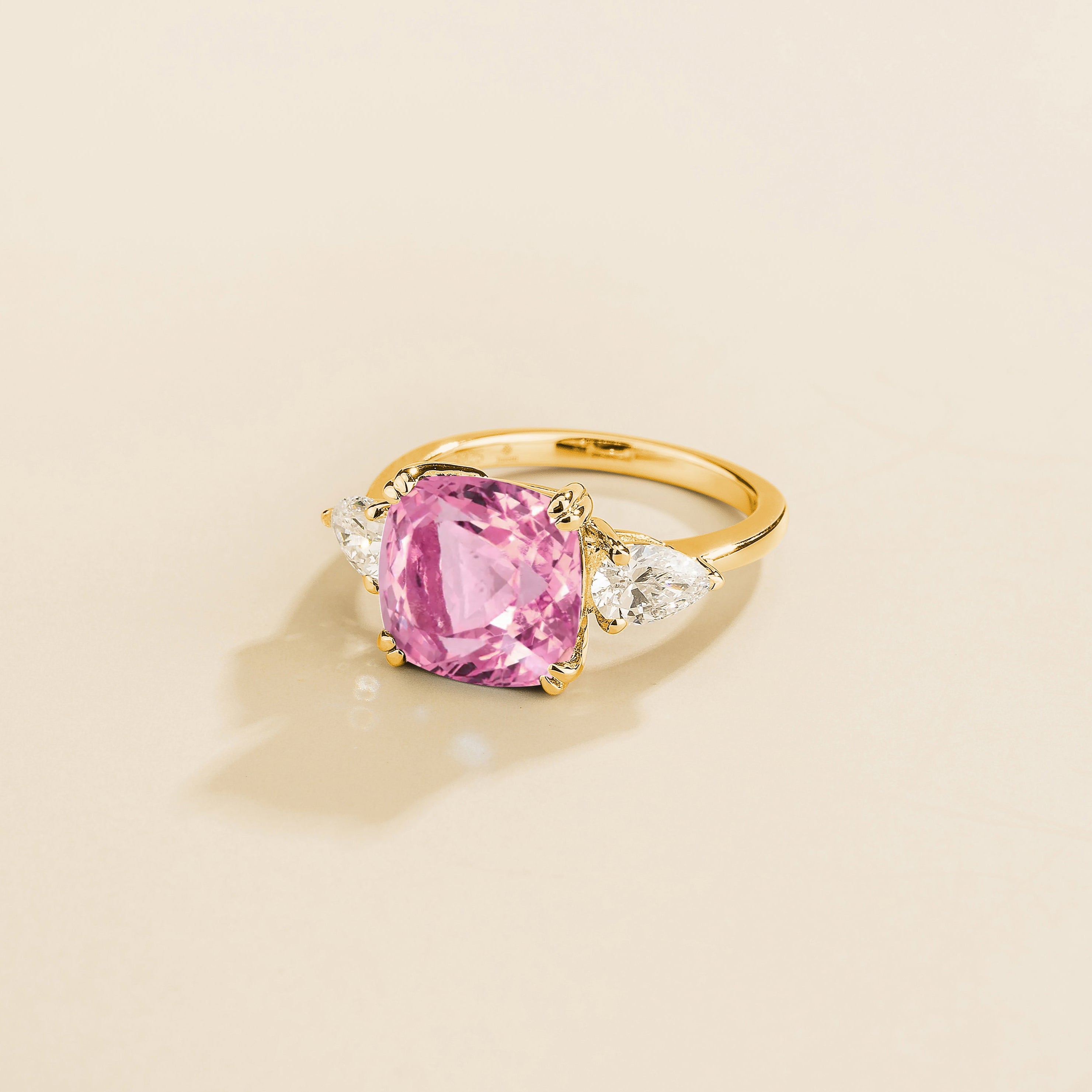 Pari gold ring in pink sapphire and diamonds.
