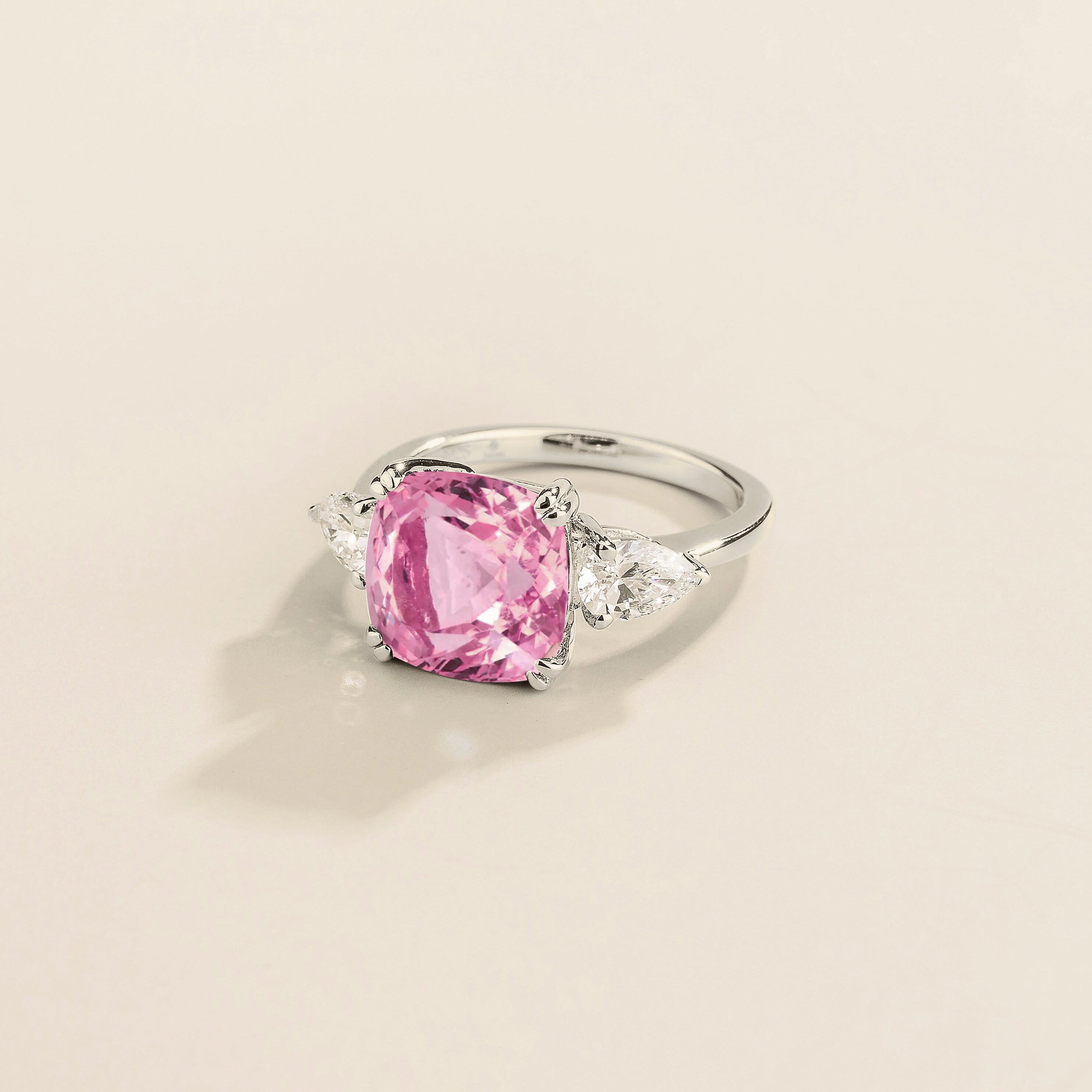 Pari white gold ring in pink sapphire and diamonds.