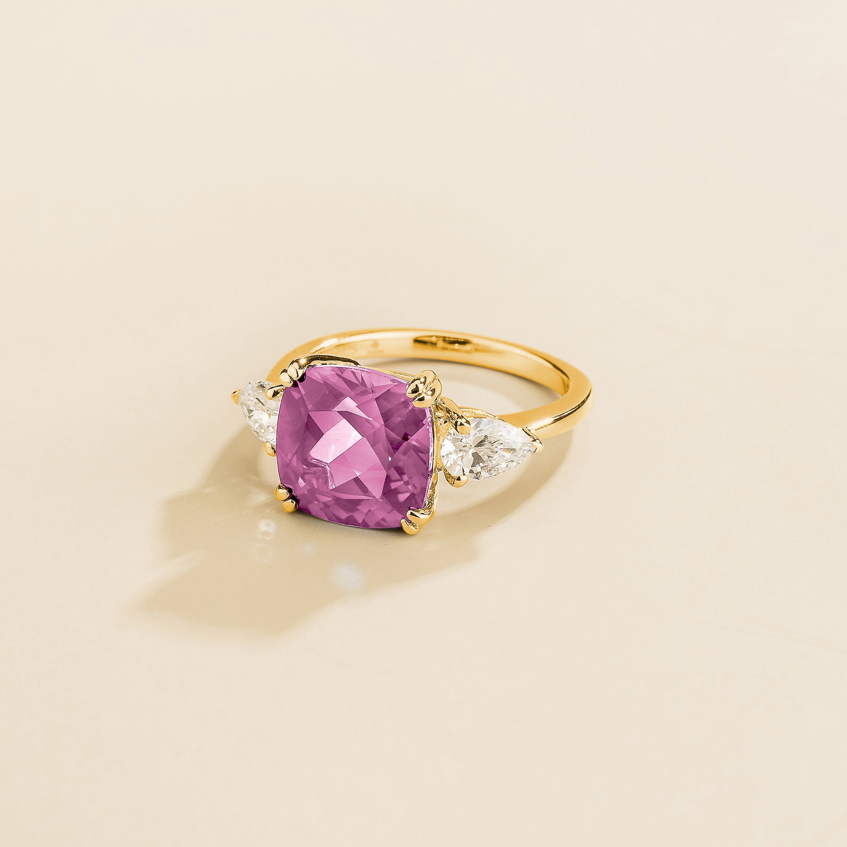 Pari ring in gold set with Morganite and Diamonds.