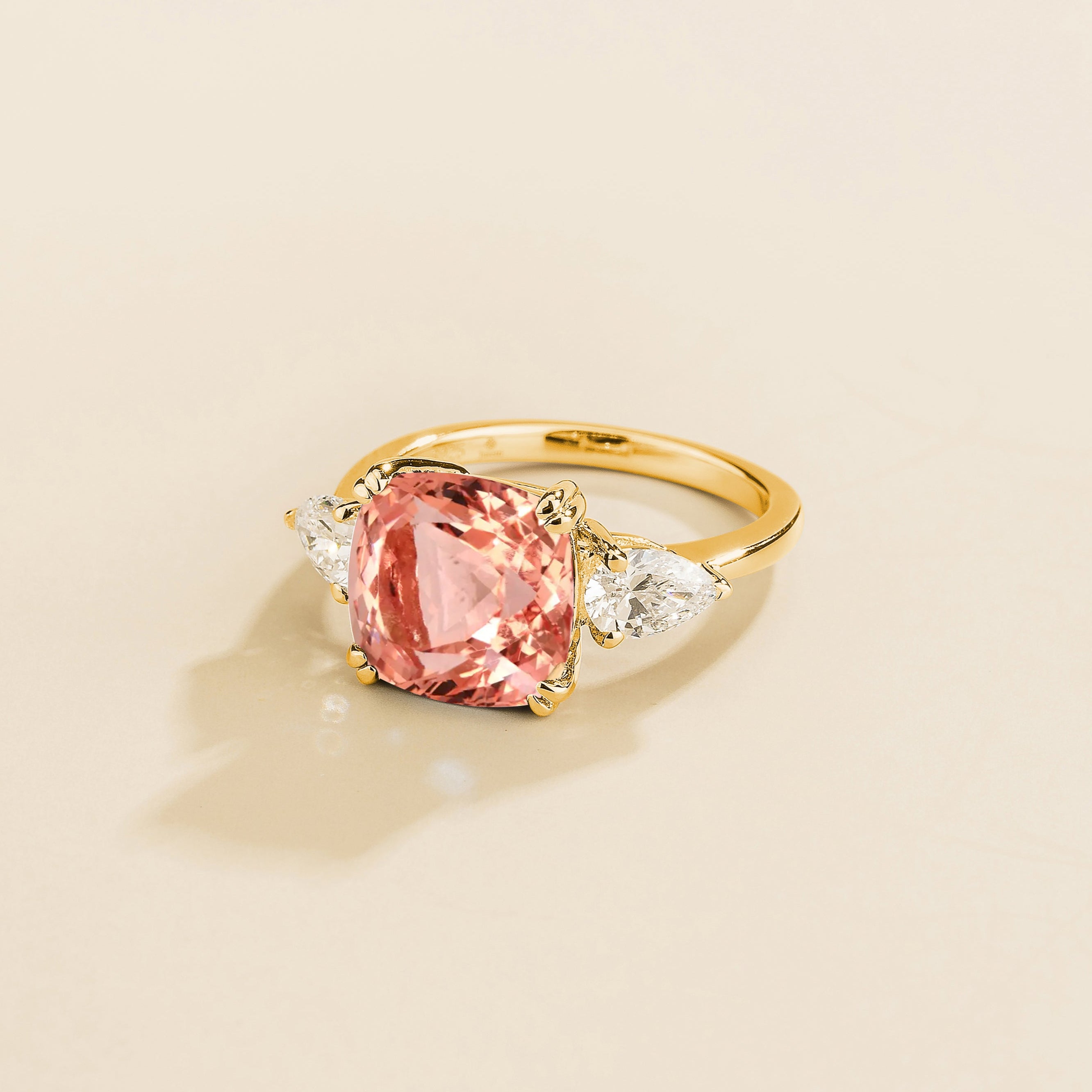 Pari ring in gold set with Padparadscha and Diamonds.