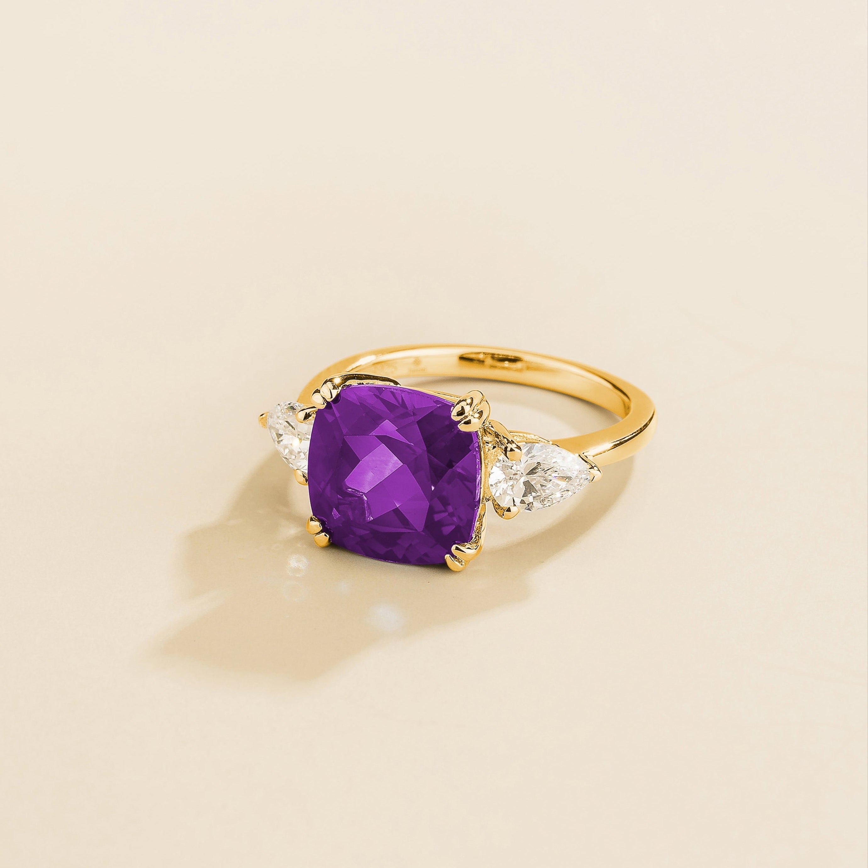 Ring in purple sapphire and diamonds.