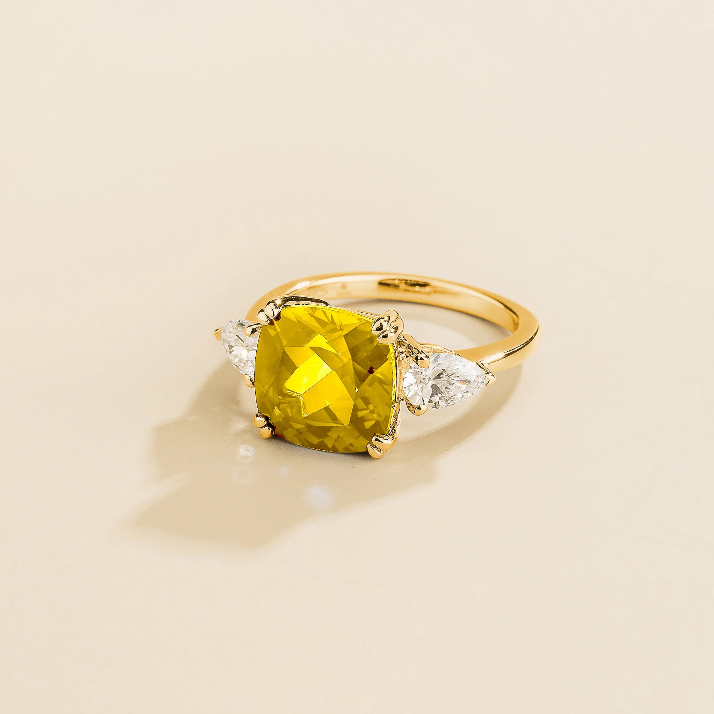 Pari Gold Ring in Yellow Sapphire & Diamond
