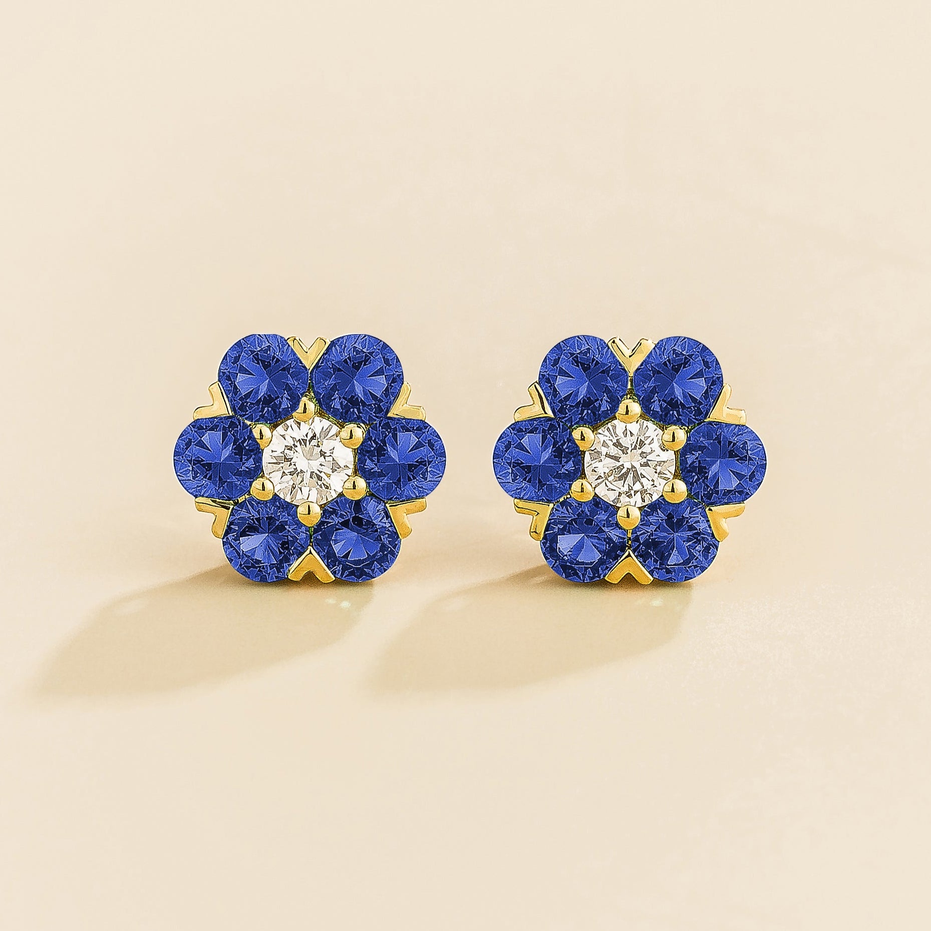 Cinq earrings in gold set with blue sapphires and diamond.
