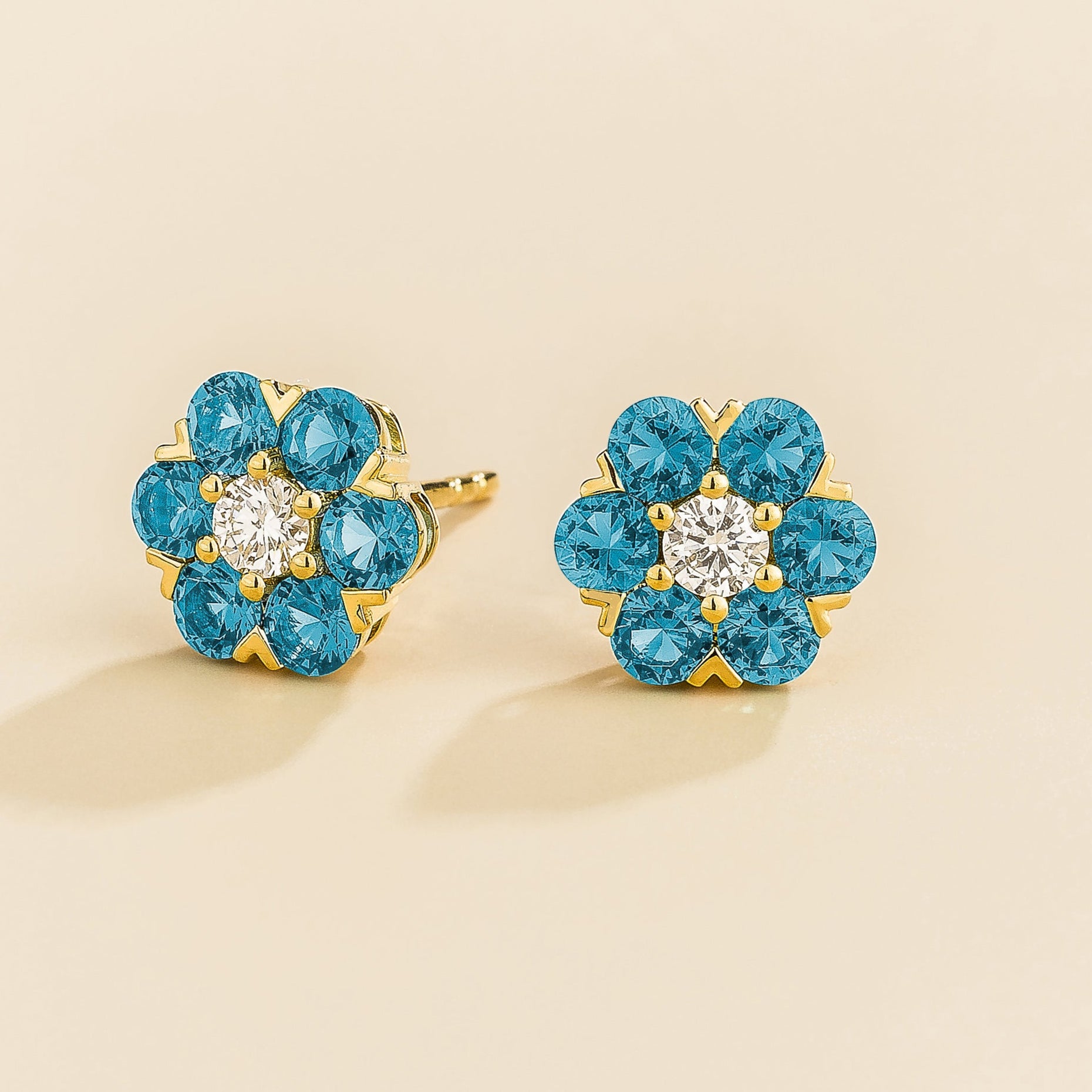 Cinq earrings in gold set with diamond and aqua sapphires