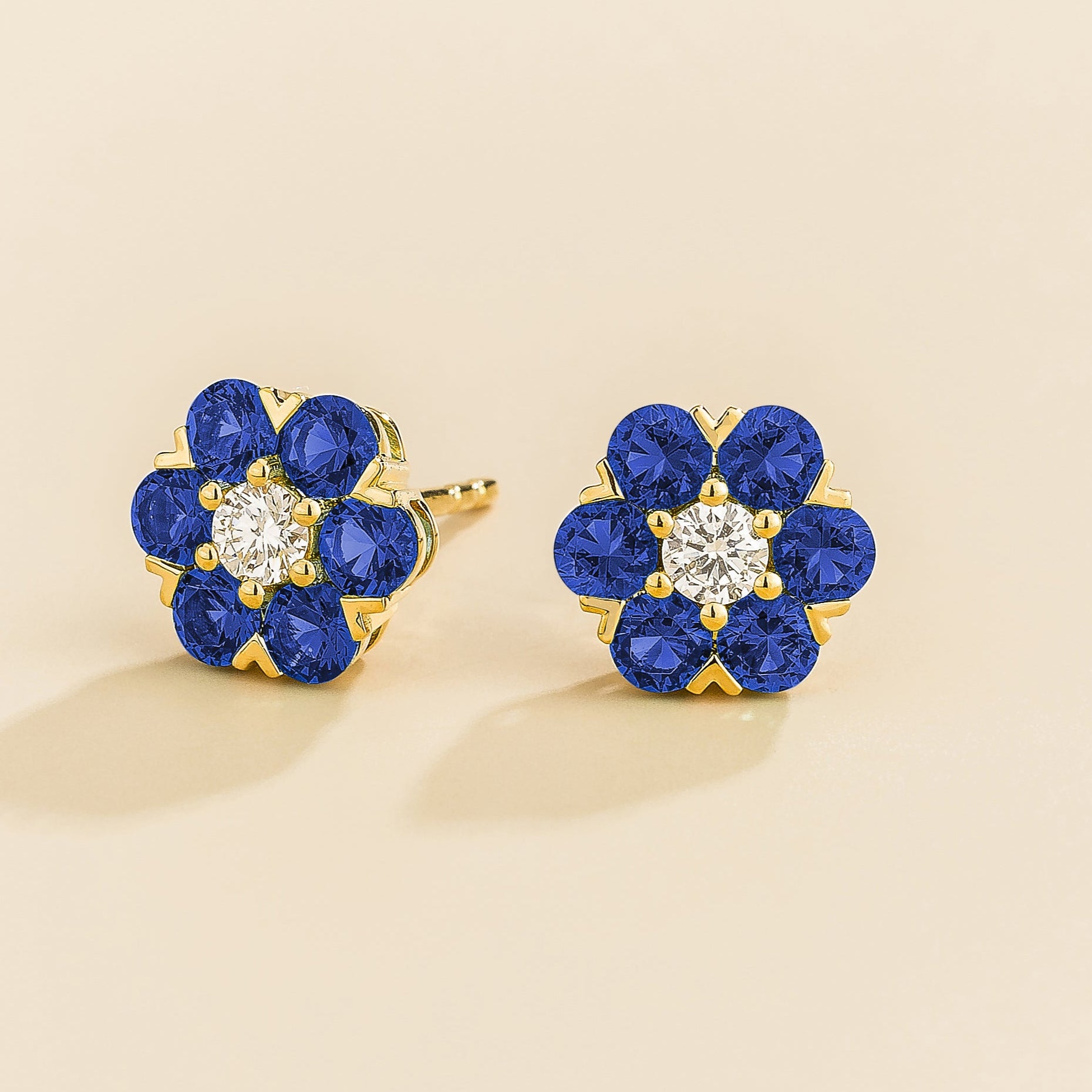 Cinq earrings in gold set with blue sapphires and diamond.