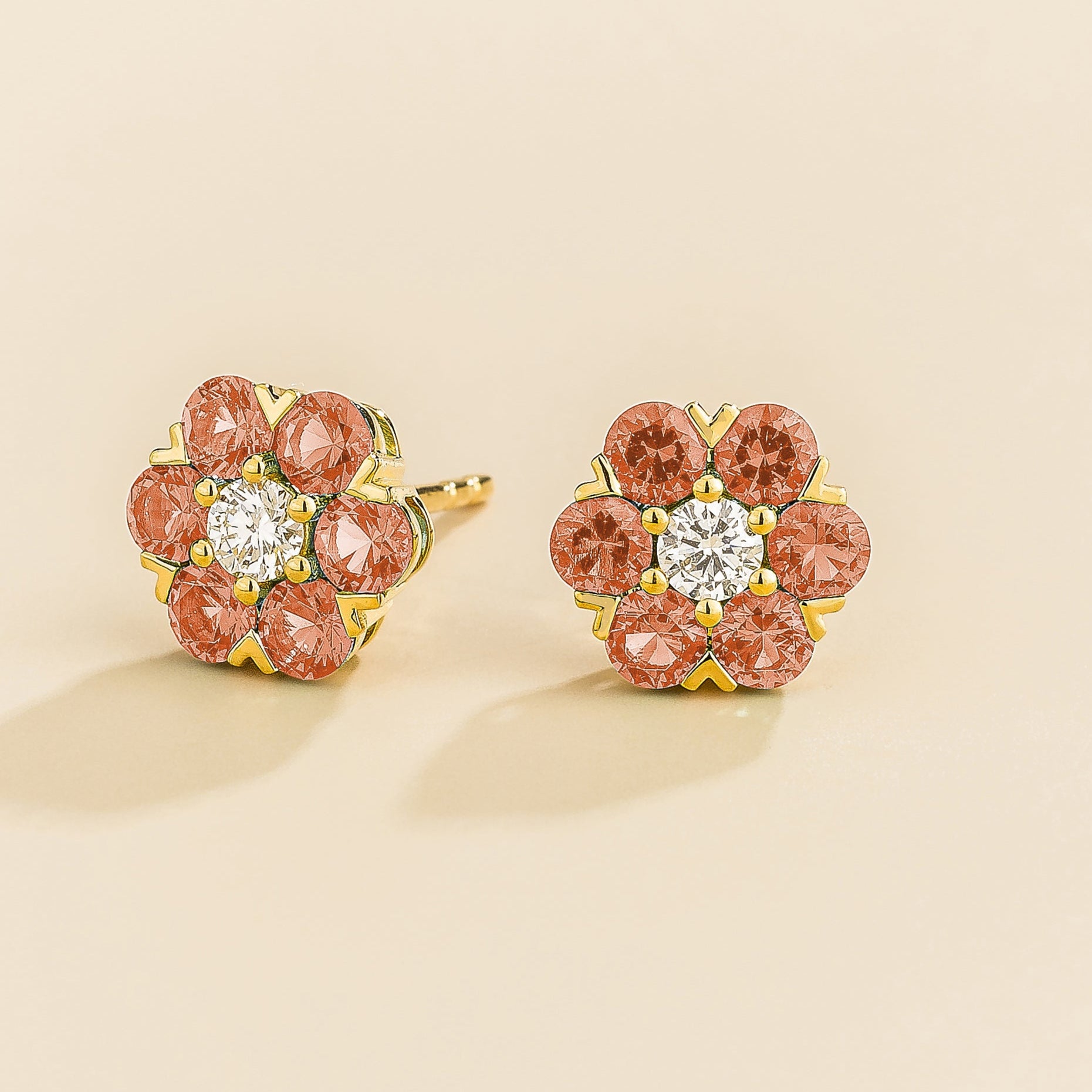 Cinq earrings in padparadscha sapphire and diamond.