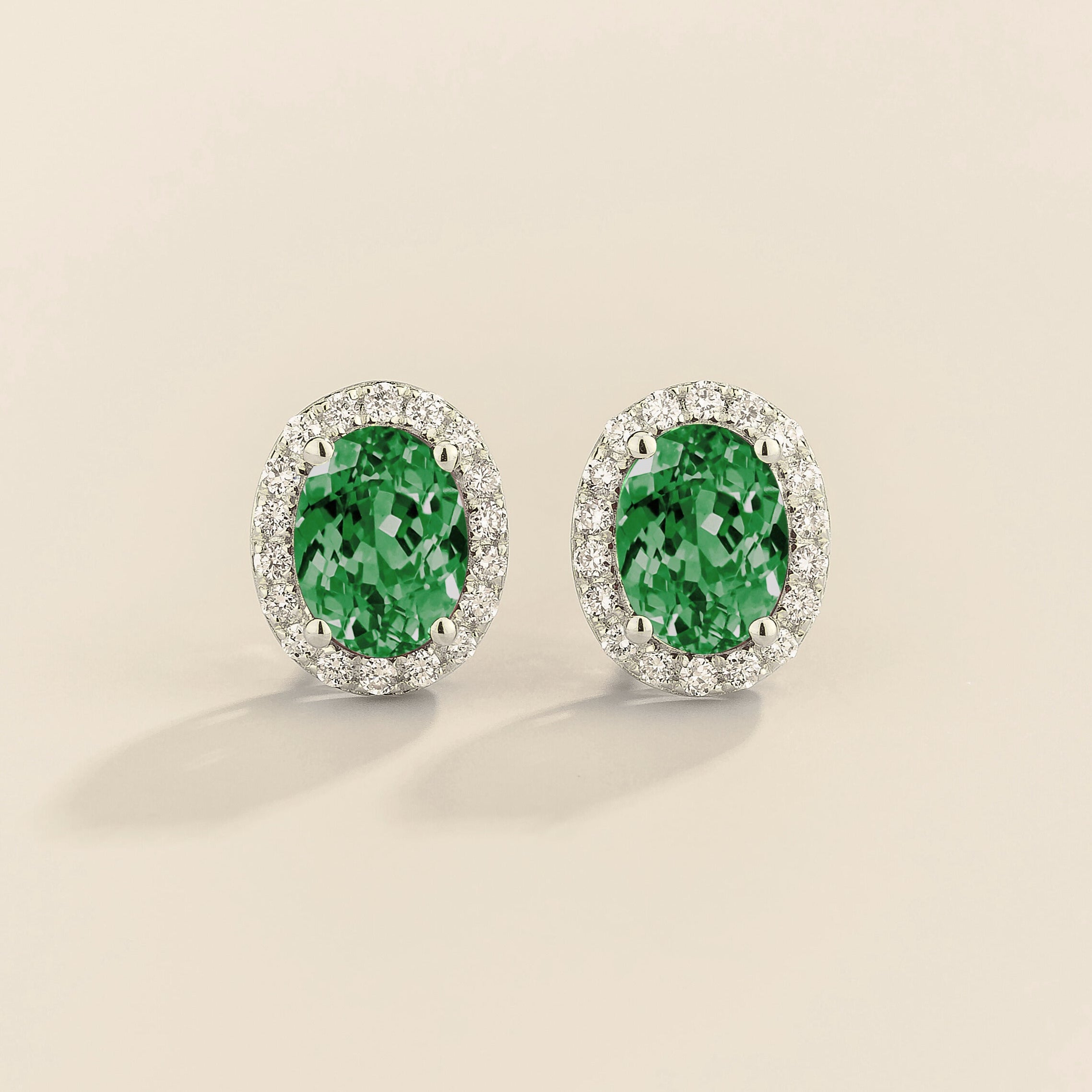 Mina earrings in emerald and diamonds set in white gold.