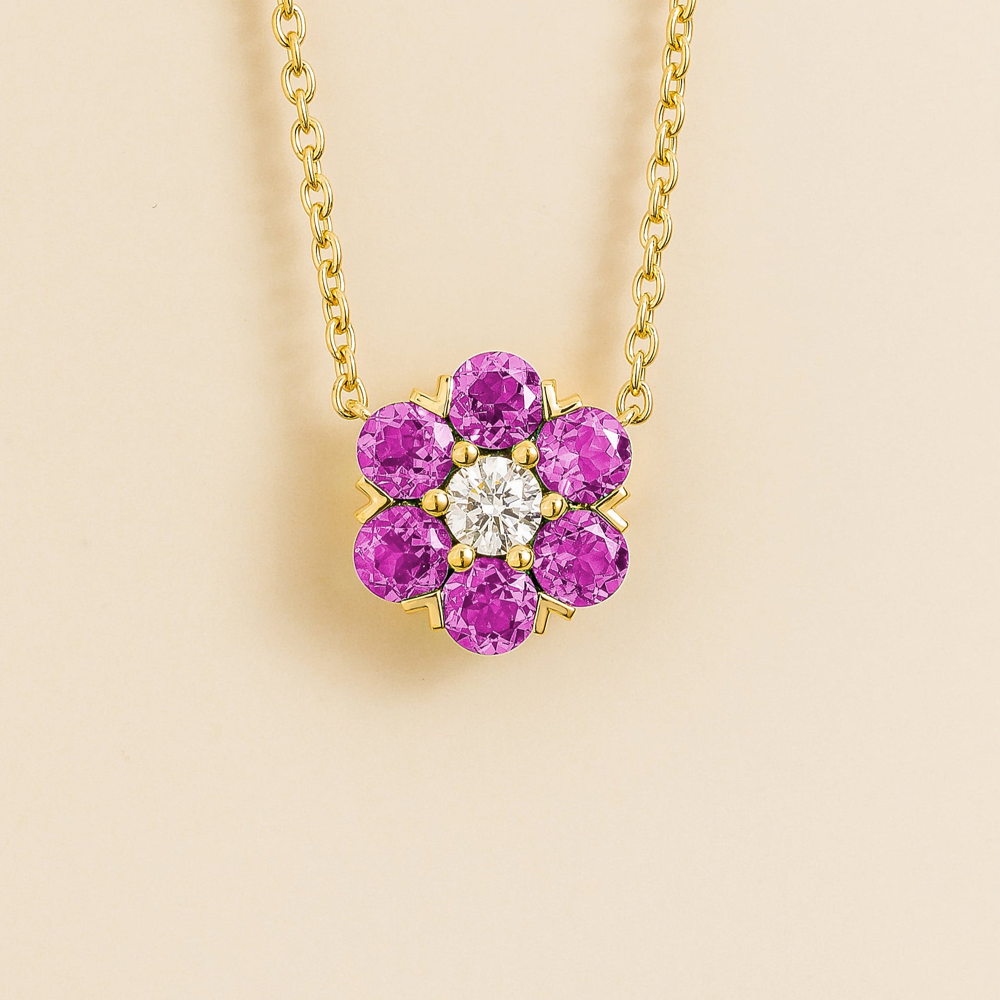 Necklace in gold and pink sapphire set in gold.