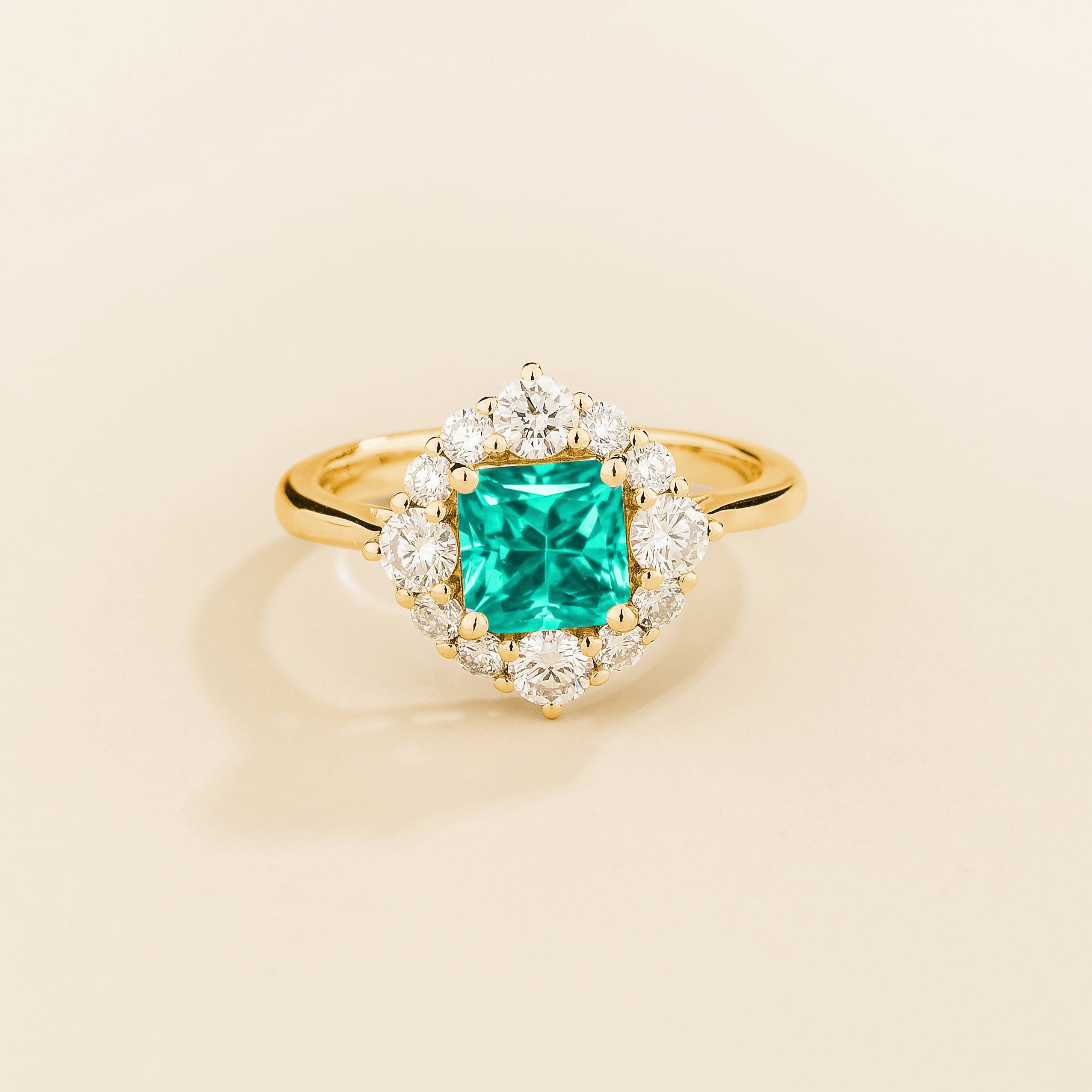 Juvetti gold ring featuring an octagon-cut lab-grown paraiba gemstone surrounded by round brilliant lab-grown diamonds in a halo design.
