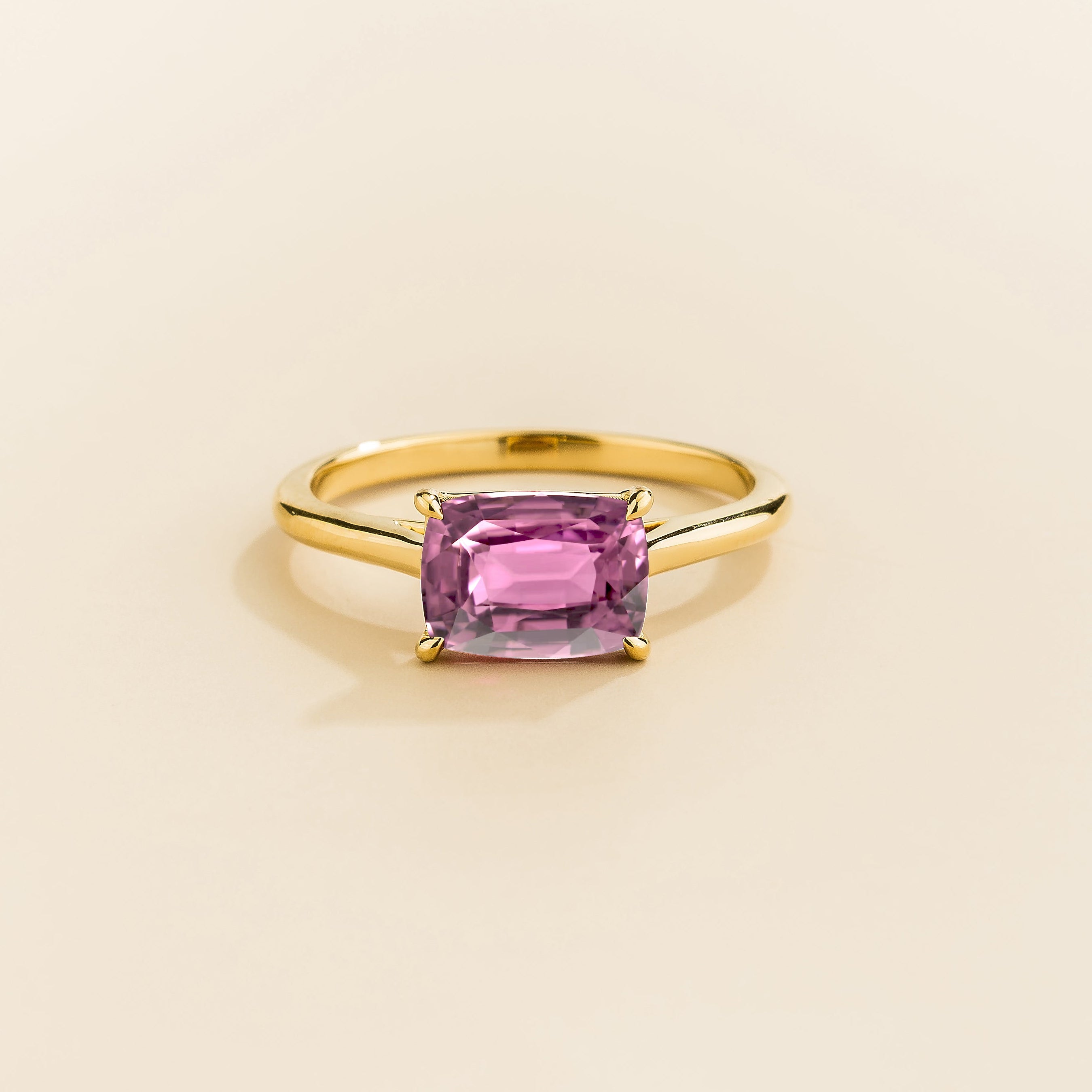 Kissen Ring in gold, set with a Morganite in an east–west setting.