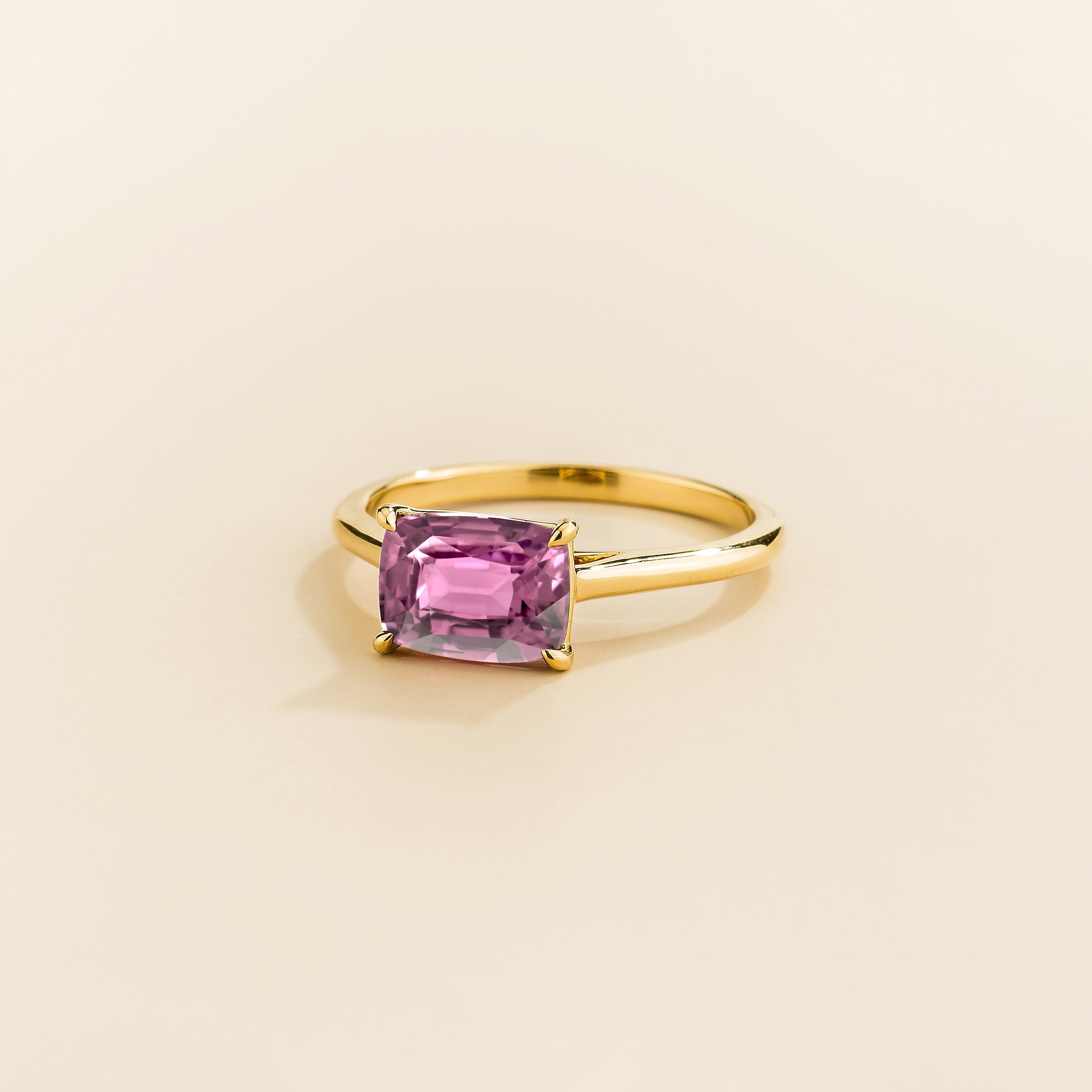 Kissen Ring in gold, set with a Morganite in an east–west setting.