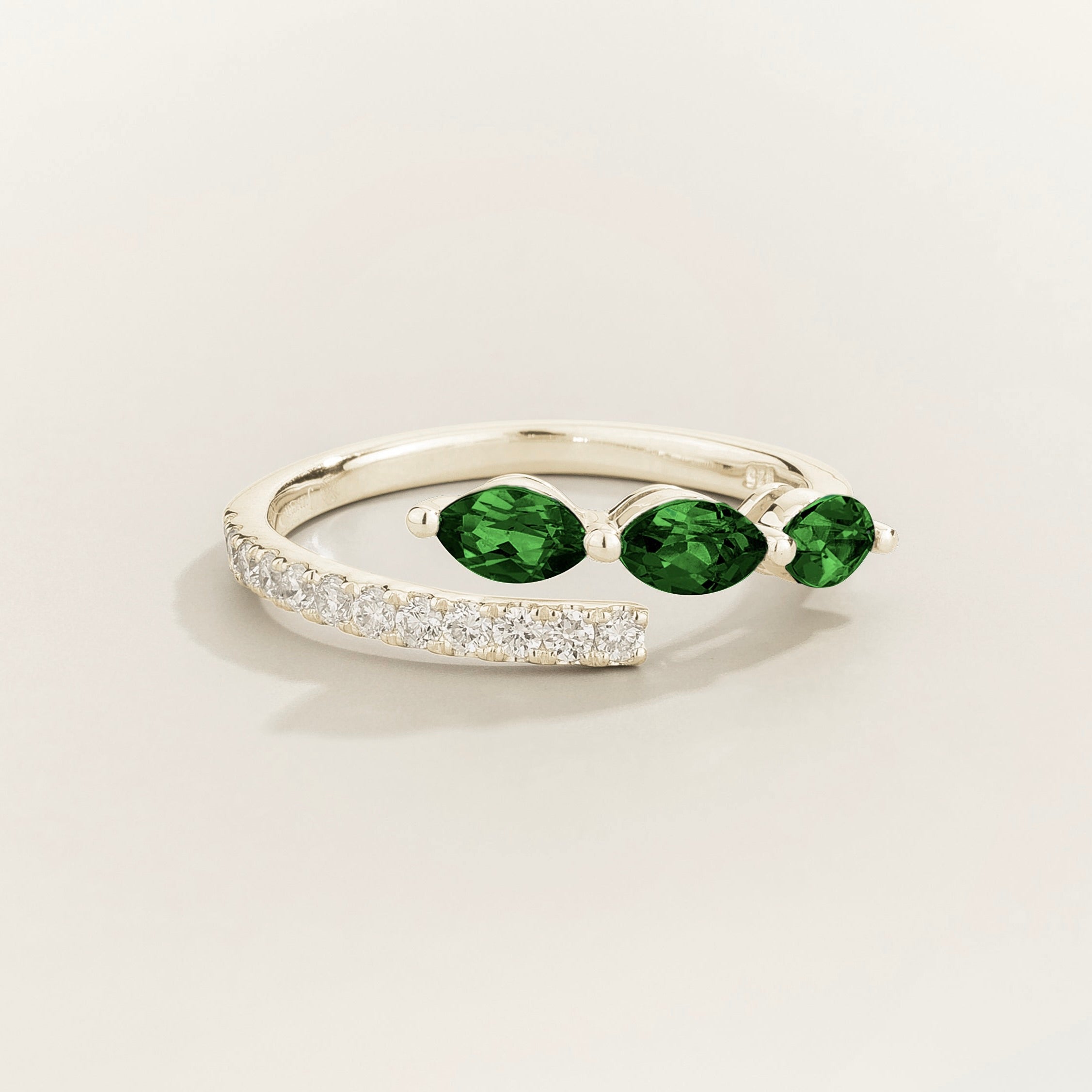 Sava ring in white gold set with emerald and Diamonds.