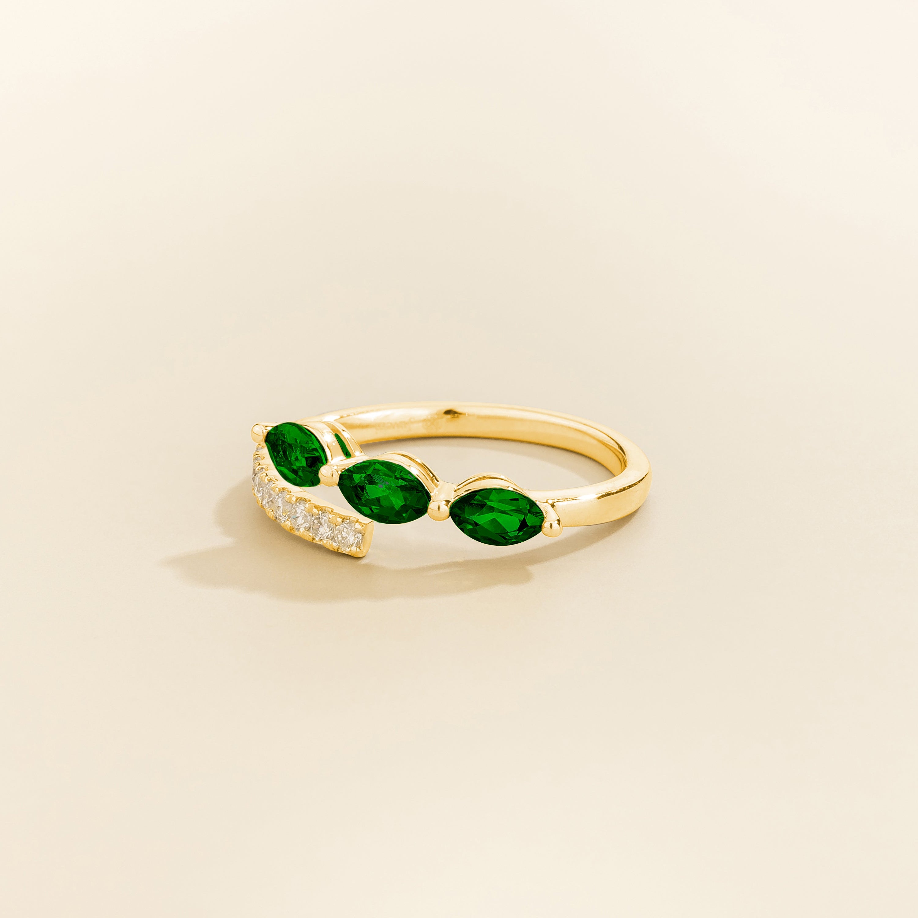 Sava ring in gold set with emerald and Diamonds.