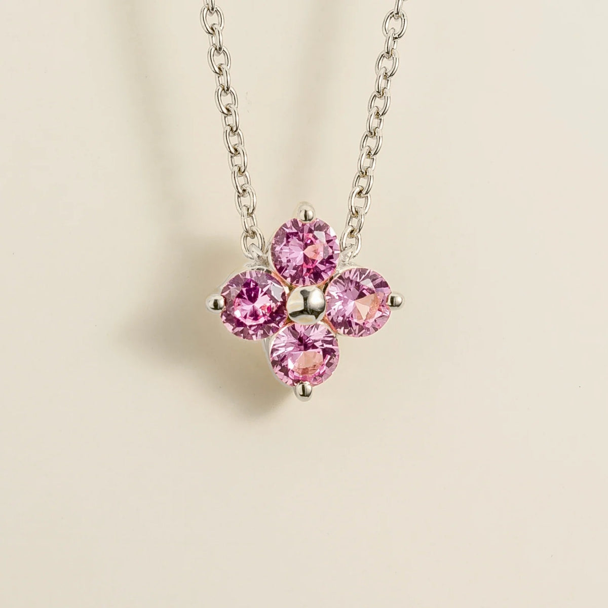 Four-leaf clover lab-grown pink sapphire necklace in white gold | Juvetti London