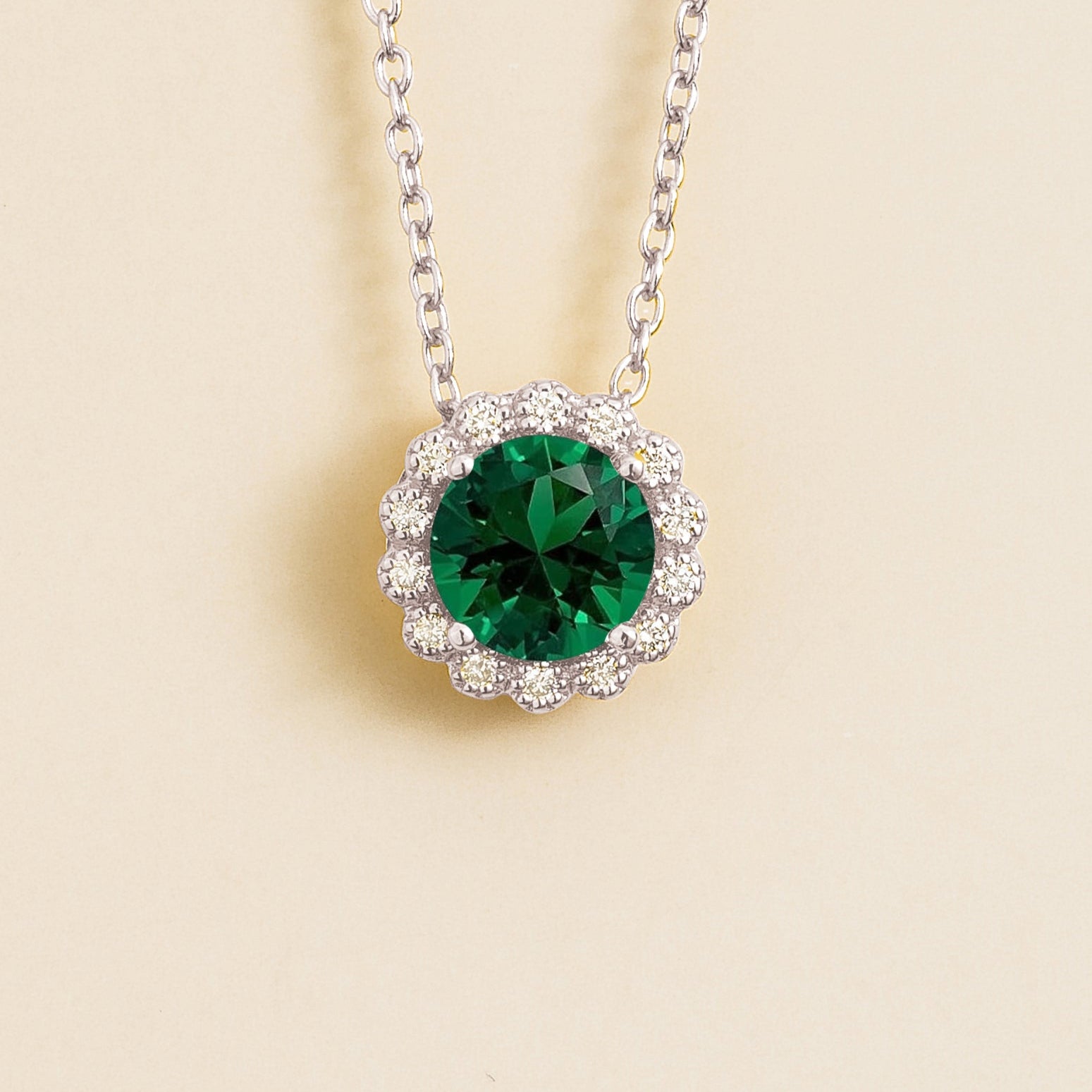 Solen white gold necklace from Juvetti set with emerald and diamonds