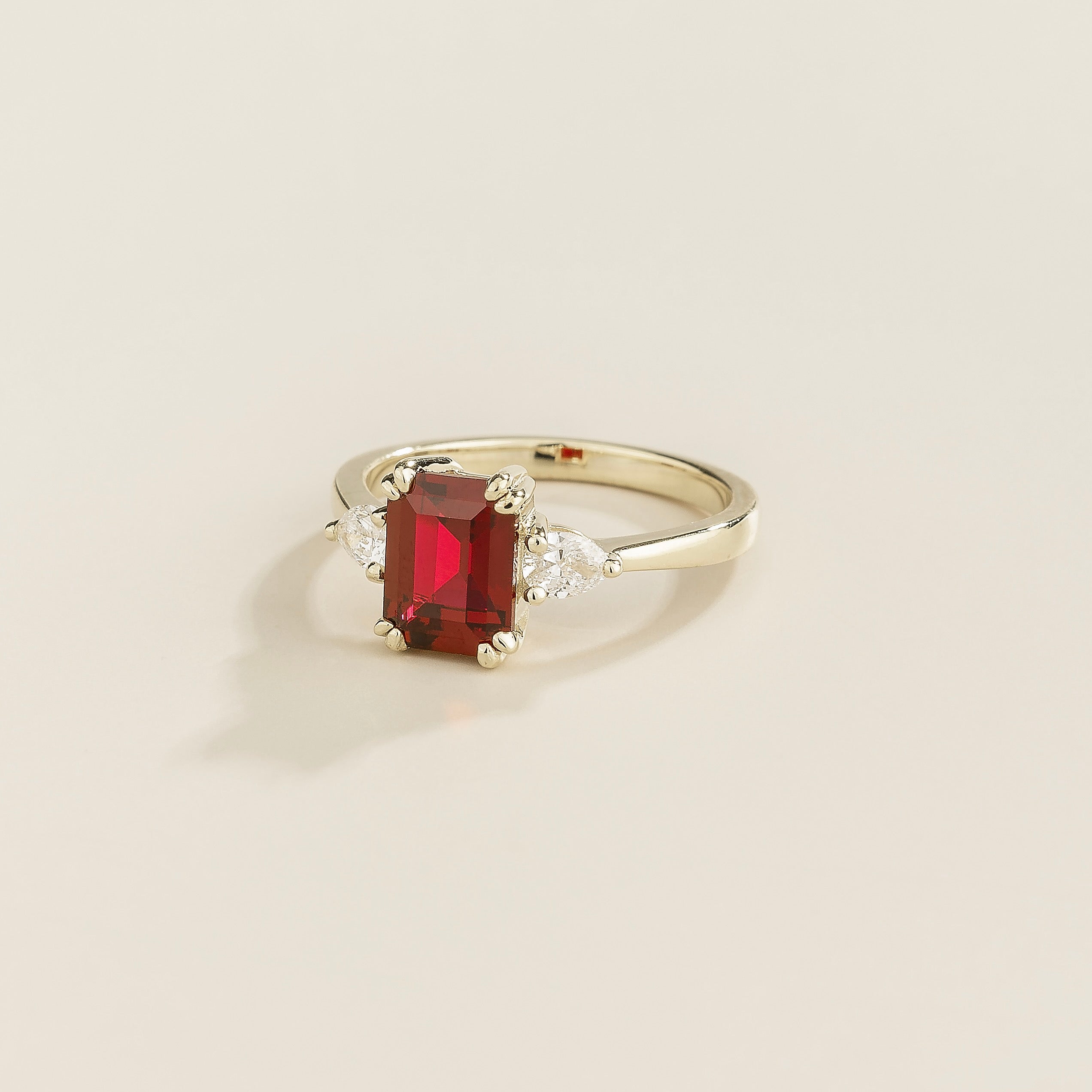 Elegant White Gold Ring Featuring Ruby & Diamond Accents ā Sustainable Luxury