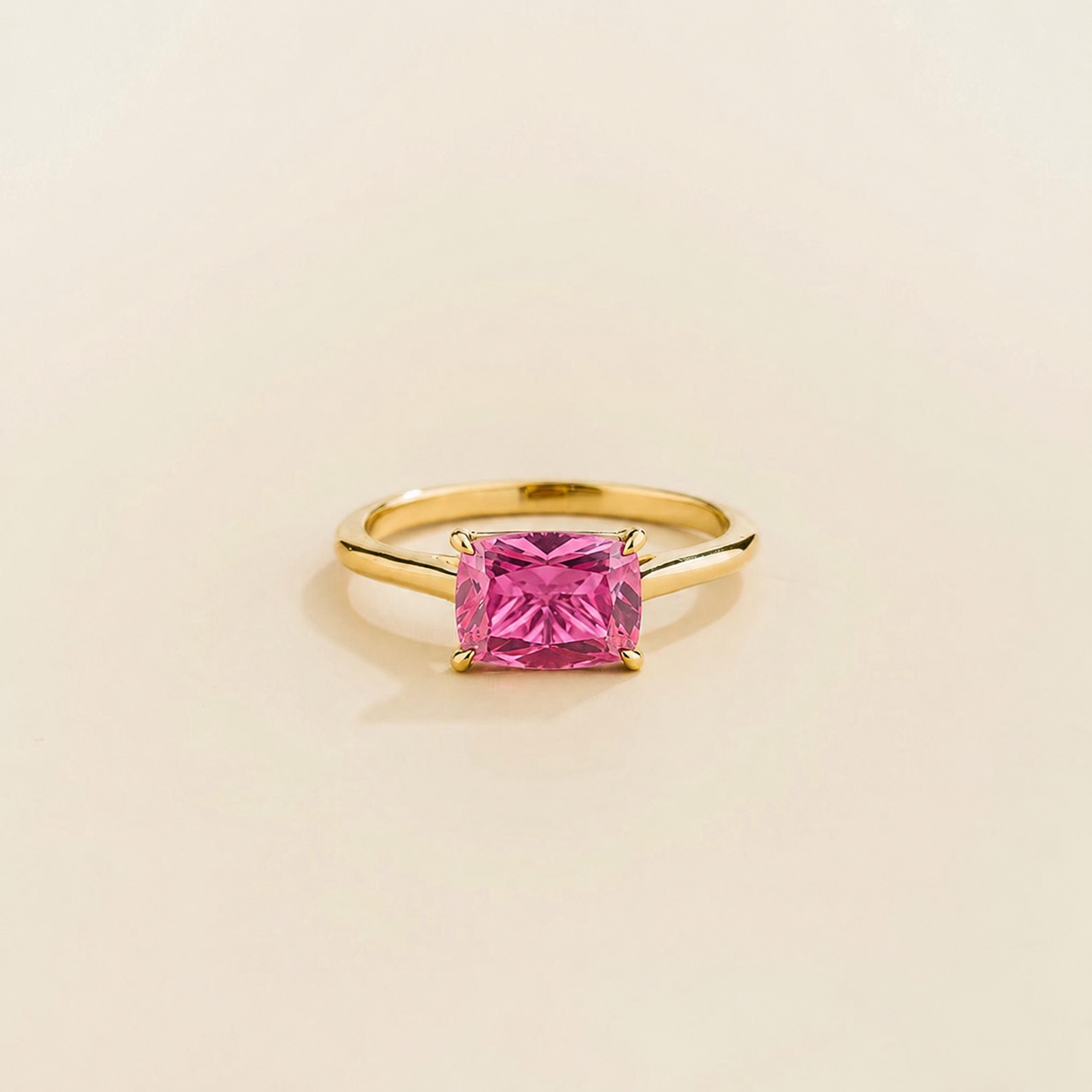 Kissen Pink Sapphire East-West Cushion Cut Solitaire Ring In Gold